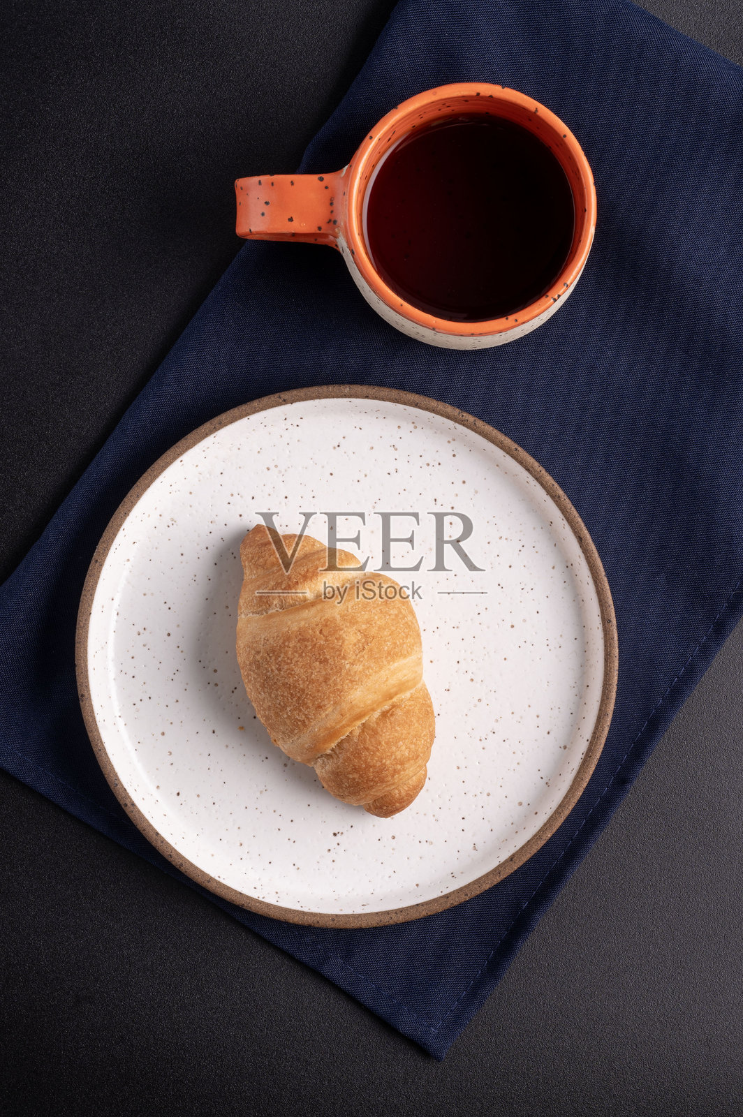 羊角面包和咖啡杯的俯视图照片摄影图片