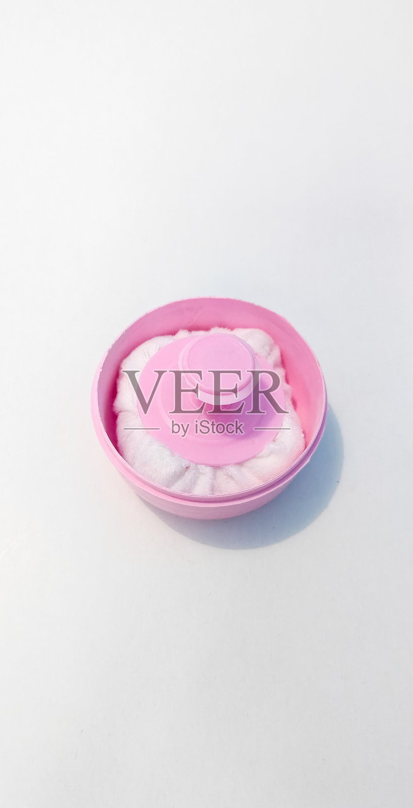 婴儿爽身粉容器,白色背景照片摄影图片