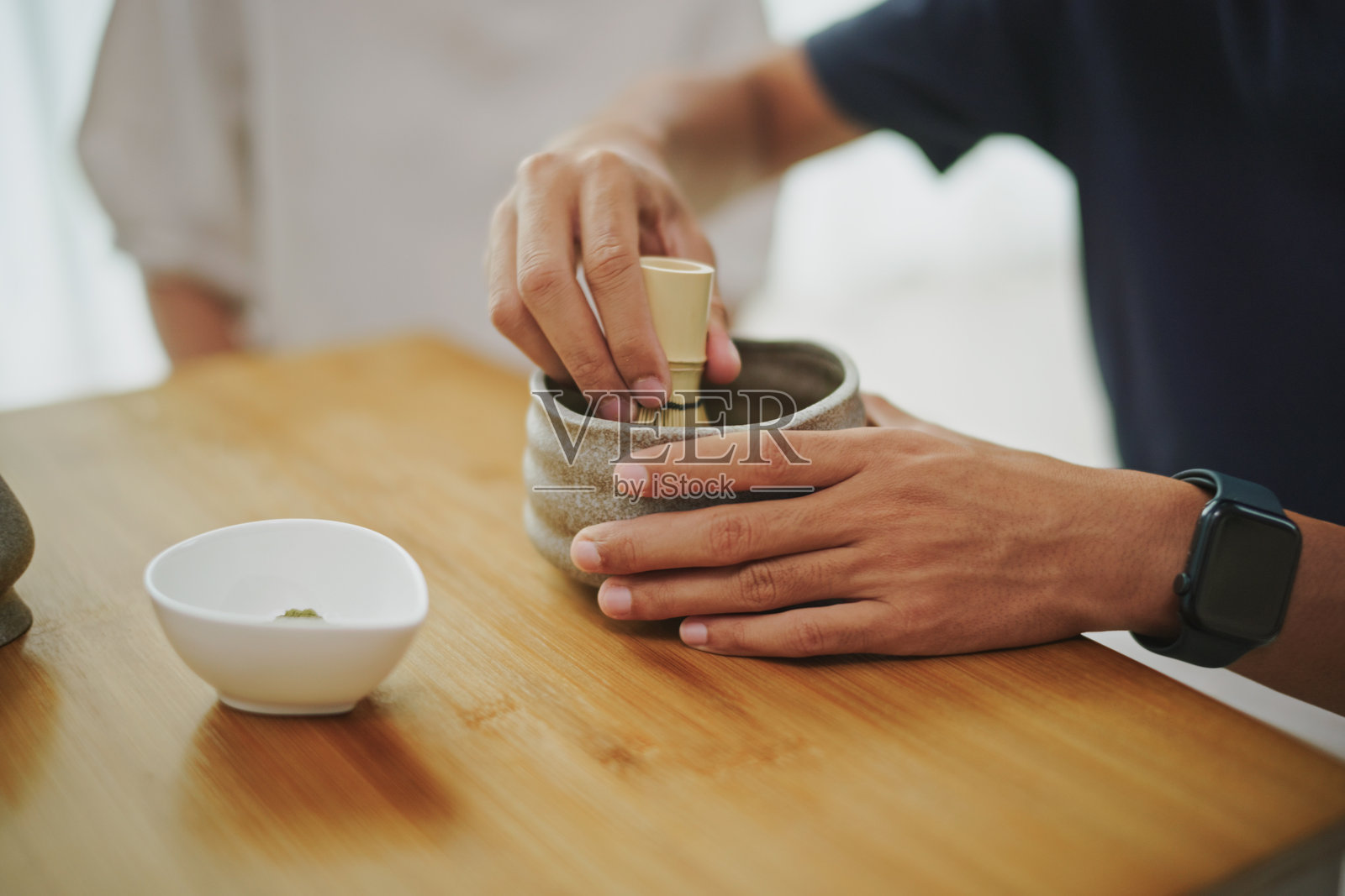 一起制作抹茶。照片摄影图片