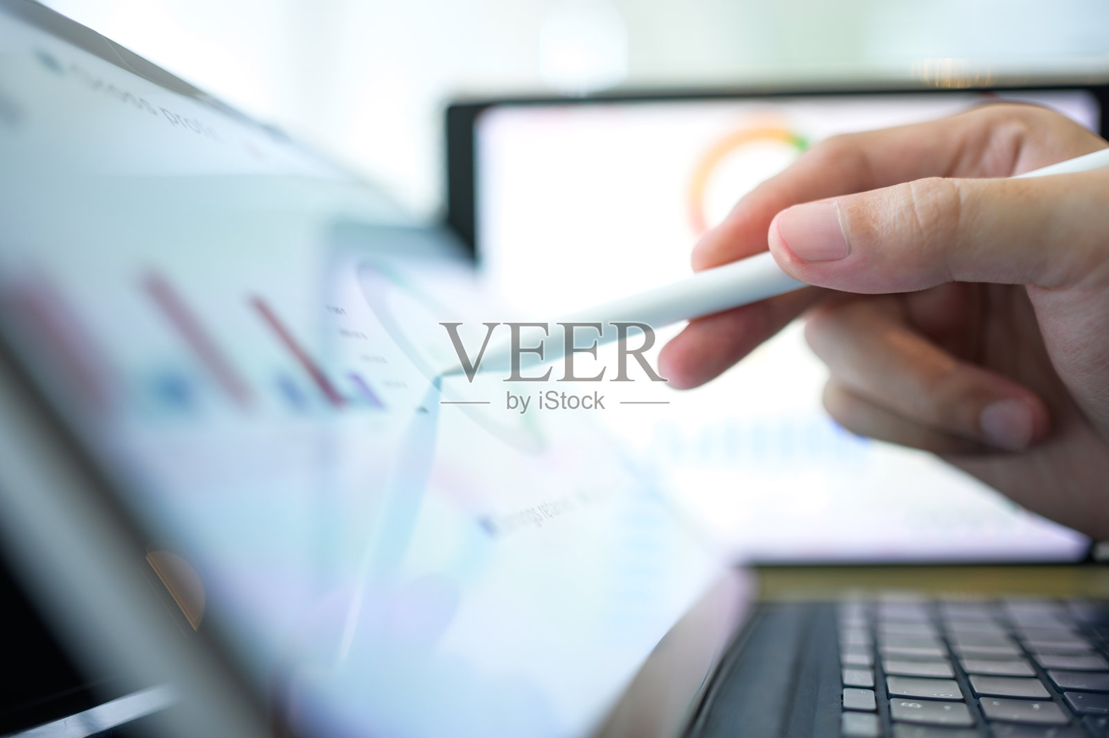 人类与人工智能协作进行金融数据分析,以做出战略性商业投资决策,并访问人工智能驱动的投资平台和实时金融数据照片摄影图片