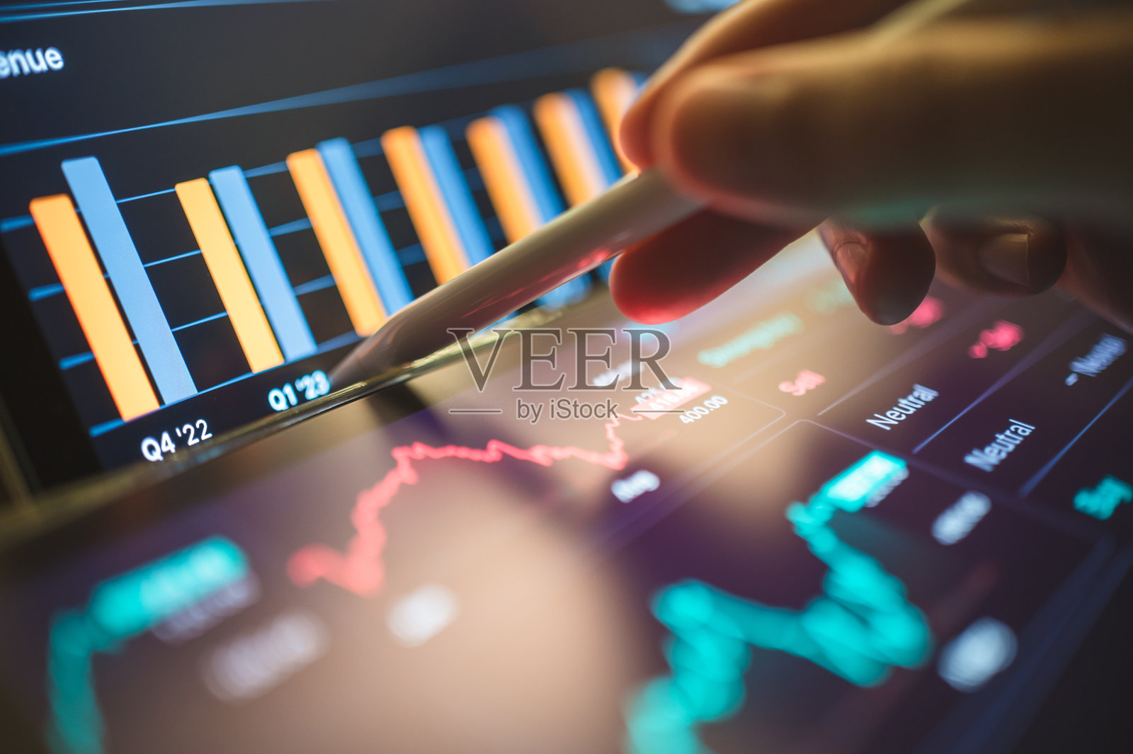 人工智能驱动的分析能力:一位专业人士利用智能设备优化业务和财务,并通过实时金融数据管理投资组合。照片摄影图片