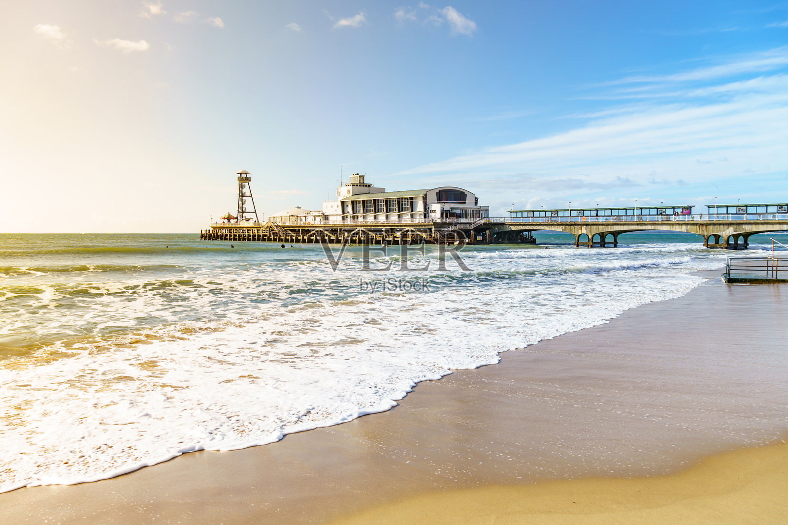 伯恩茅斯海滩日出,低角度的太阳照片摄影图片