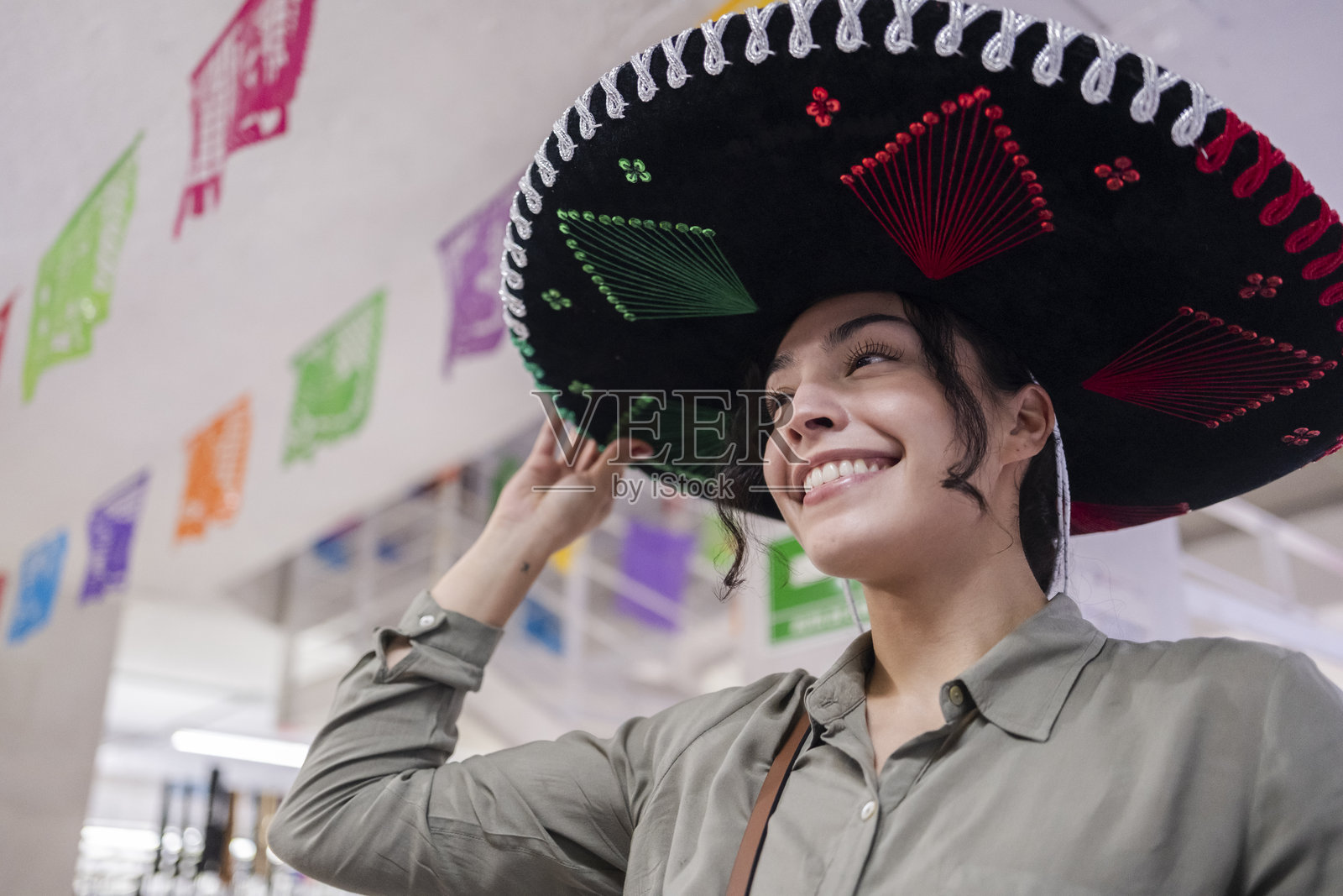 一位年轻游客开心地戴着墨西哥萨罗帽,这是国家节日的象征。照片摄影图片