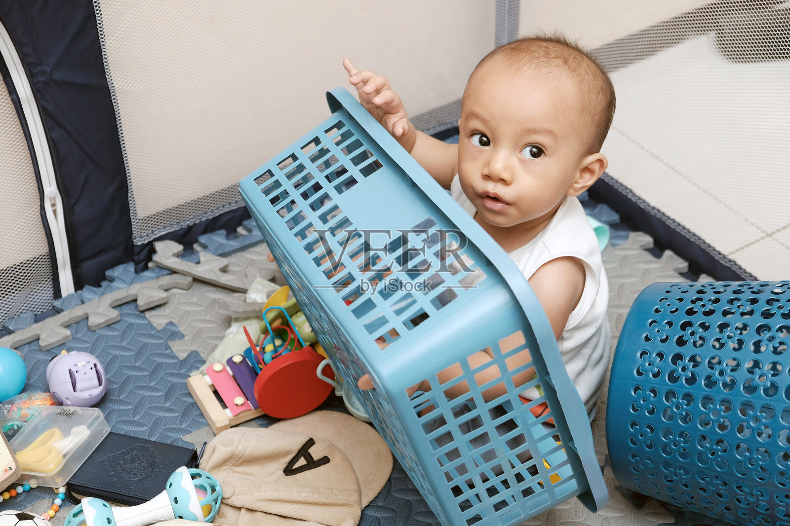 可爱的11个月大男孩在垫子上玩玩具照片摄影图片