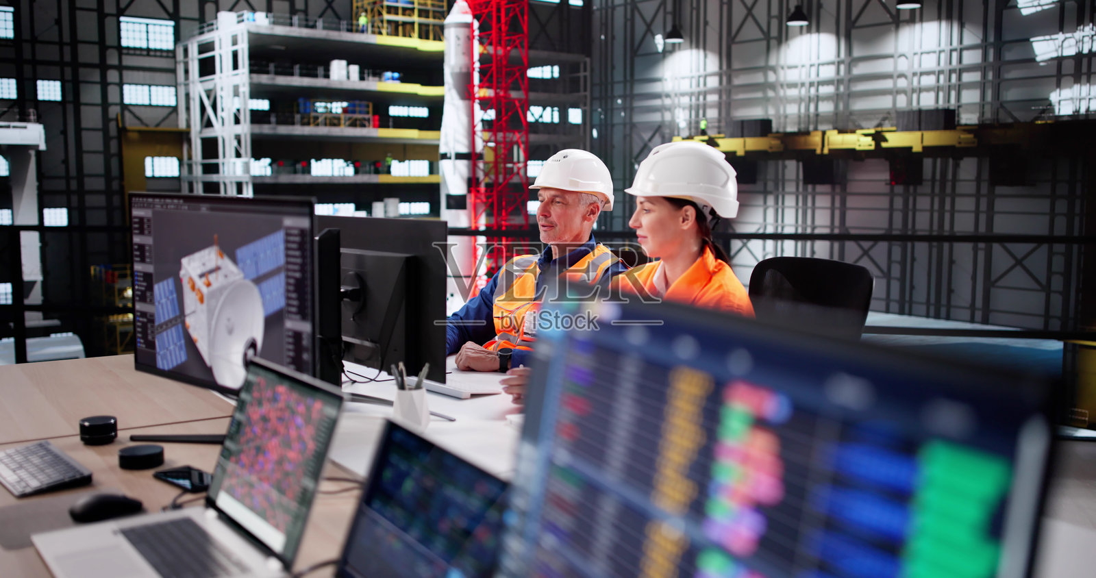 工程师使用SCADA软件控制火箭建造照片摄影图片