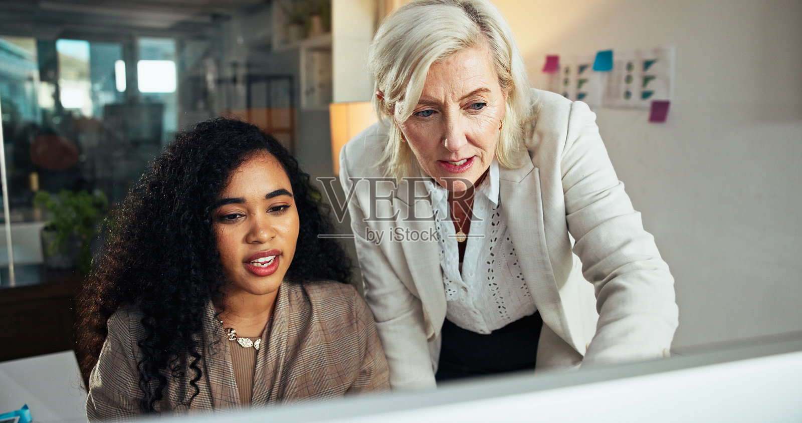 经理、实习生和接受培训的女商人在电脑旁寻求帮助、财务建议或反馈。导师、技术或指导团队进行项目规划、投资或协助,均在办公室进行。照片摄影图片