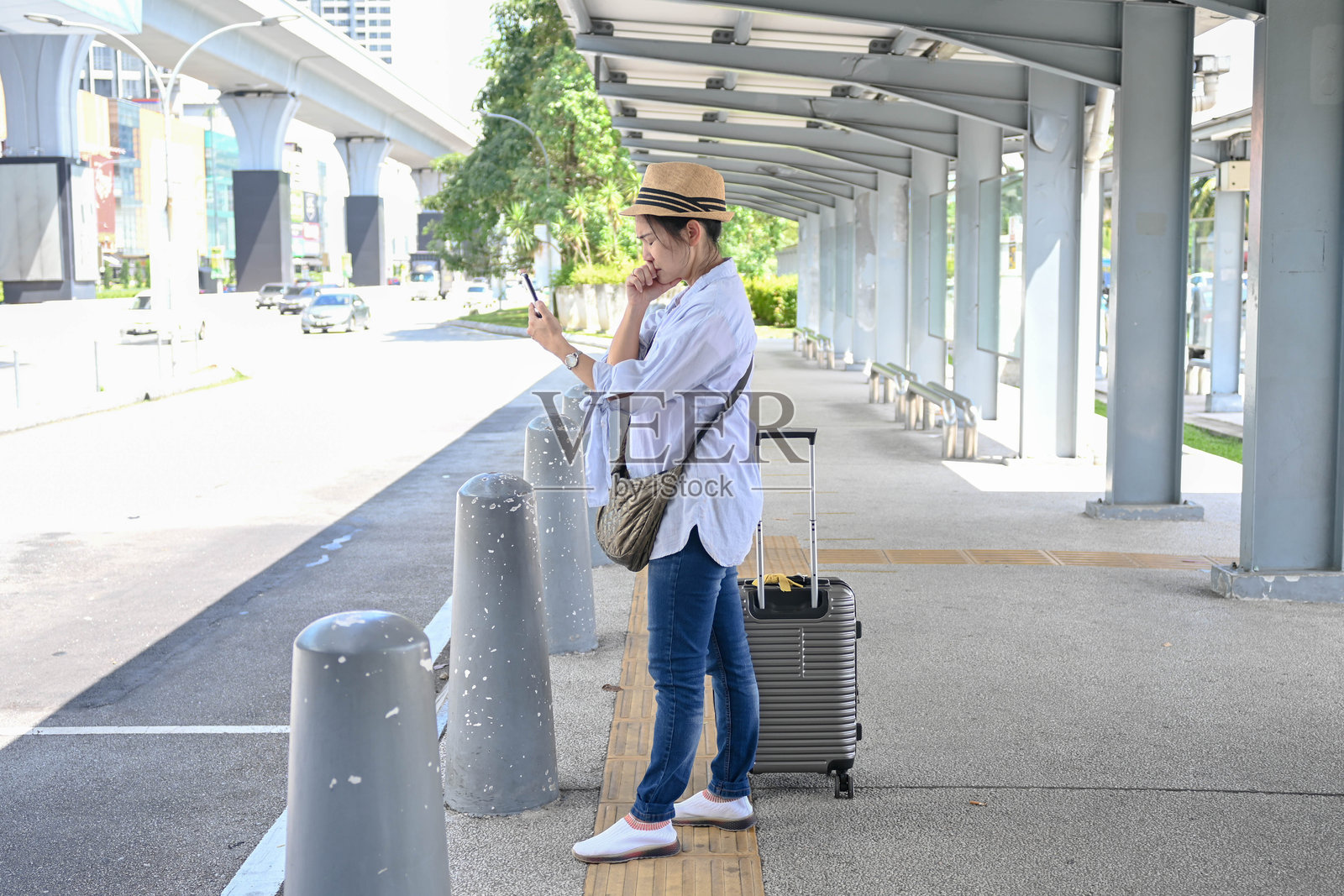 失望的旅行者面对行程变更照片摄影图片