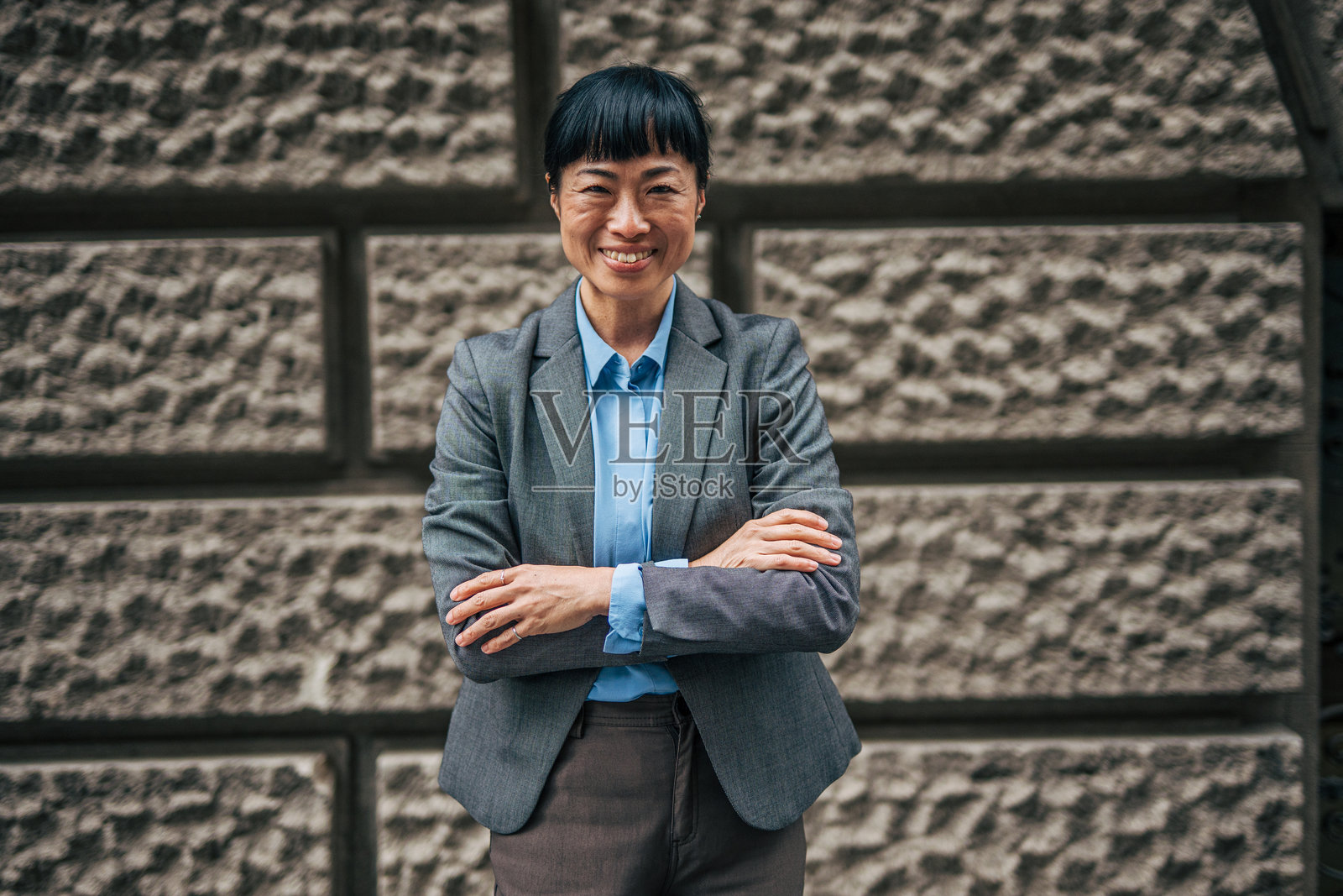 一位亚洲女商人自信地抱臂微笑照片摄影图片