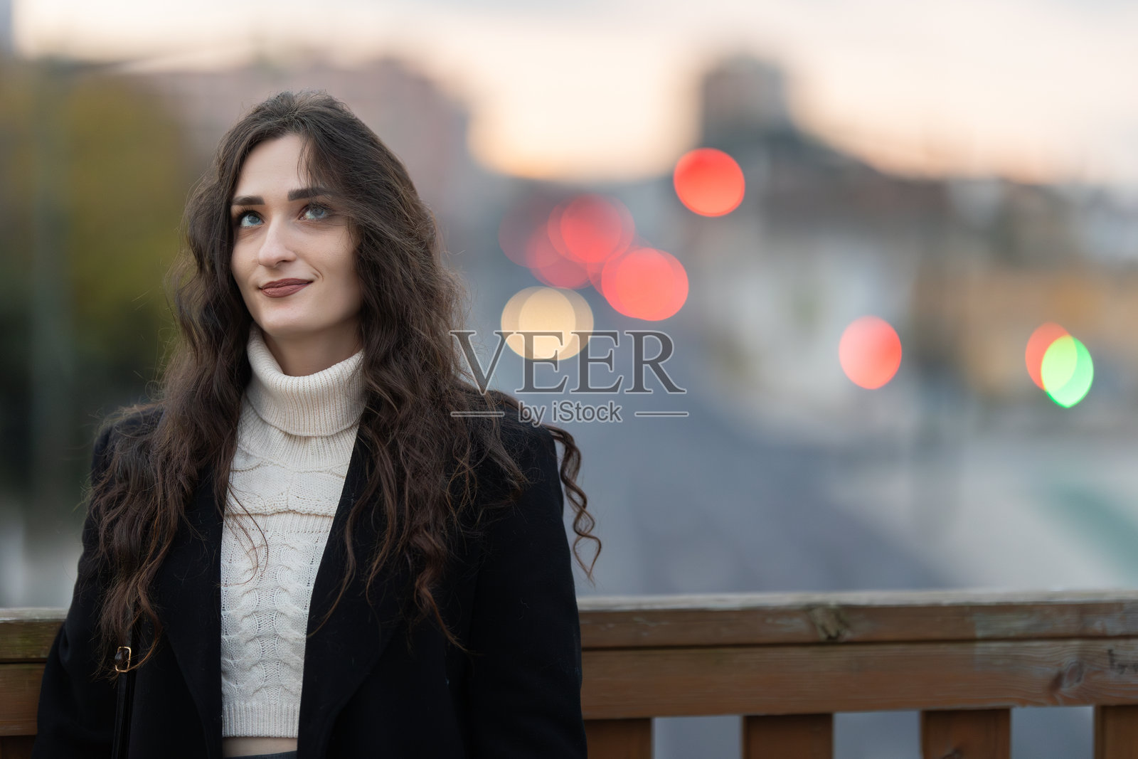 年轻女子抬头沉思城市未来照片摄影图片