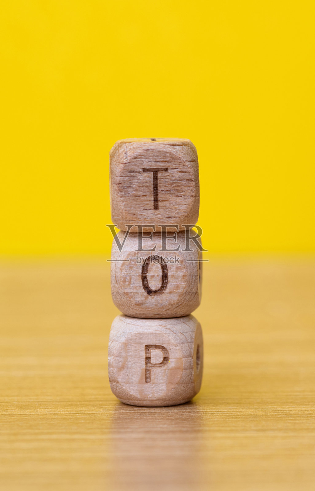 木制积木,上面写着“top”照片摄影图片
