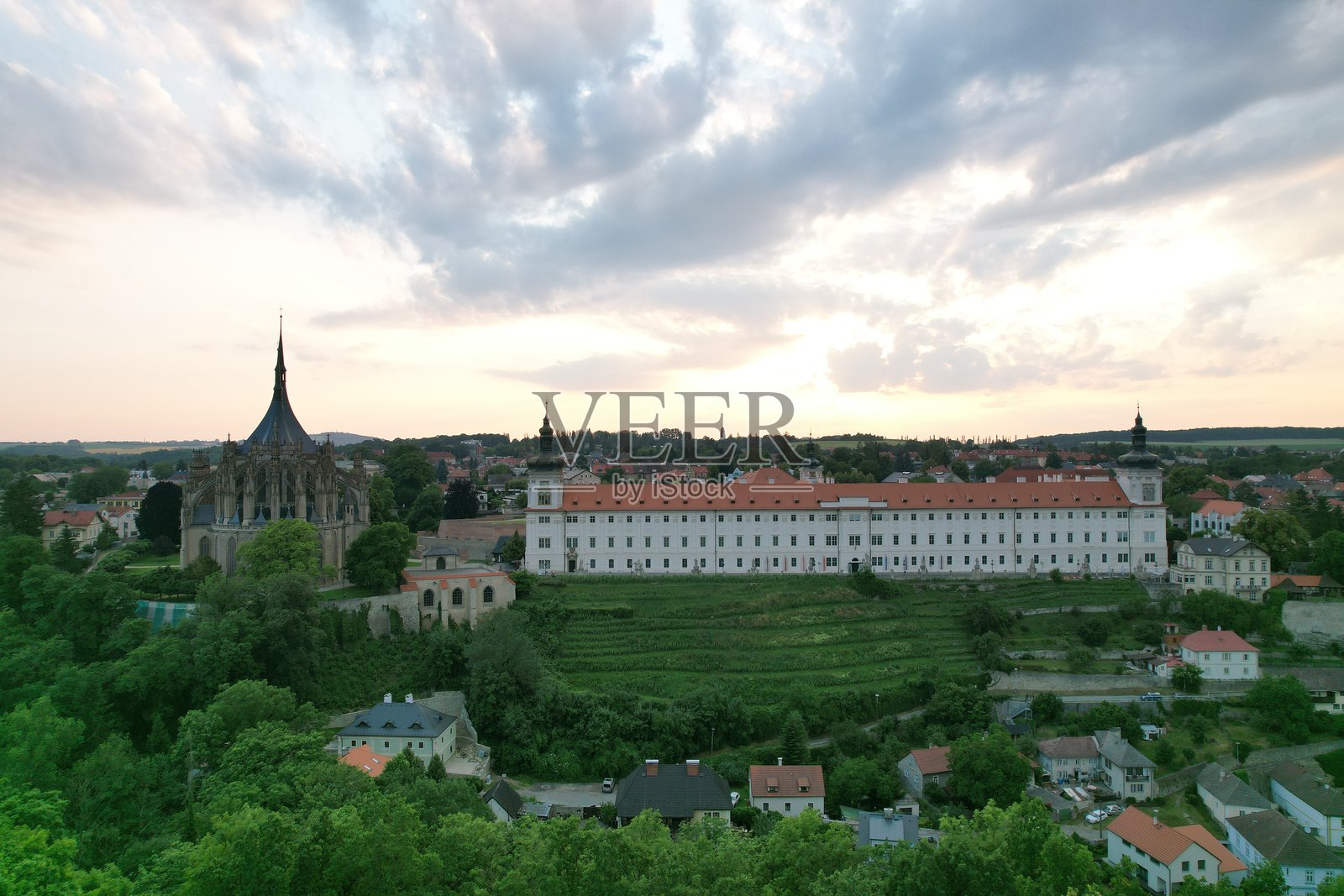 捷克共和国库特纳霍拉,圣巴巴拉教堂(联合国教科文组织世界遗产)的城镇鸟瞰图。波西米亚欧洲库特纳霍拉历史中心。照片摄影图片