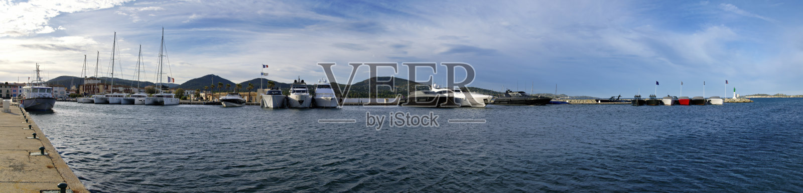 法国春季,蔚蓝海岸,格里莫港入口的全景,有快艇和游艇。照片摄影图片