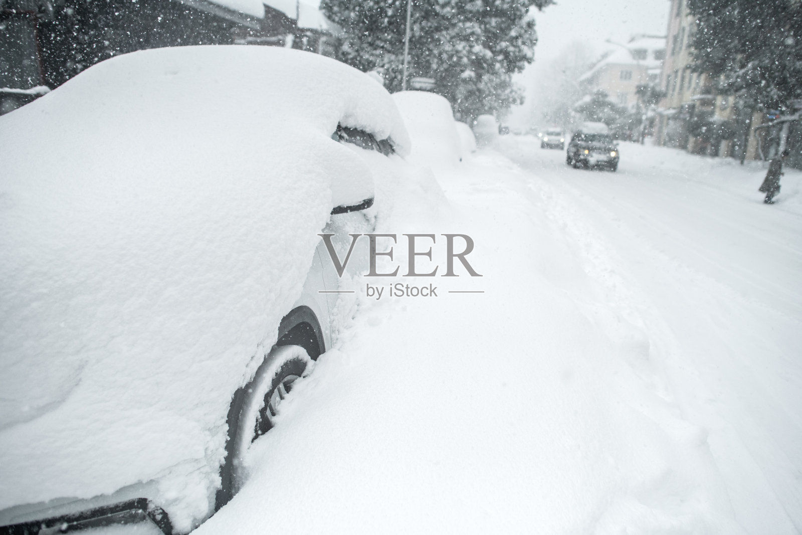 大雪纷飞的城市街道照片摄影图片