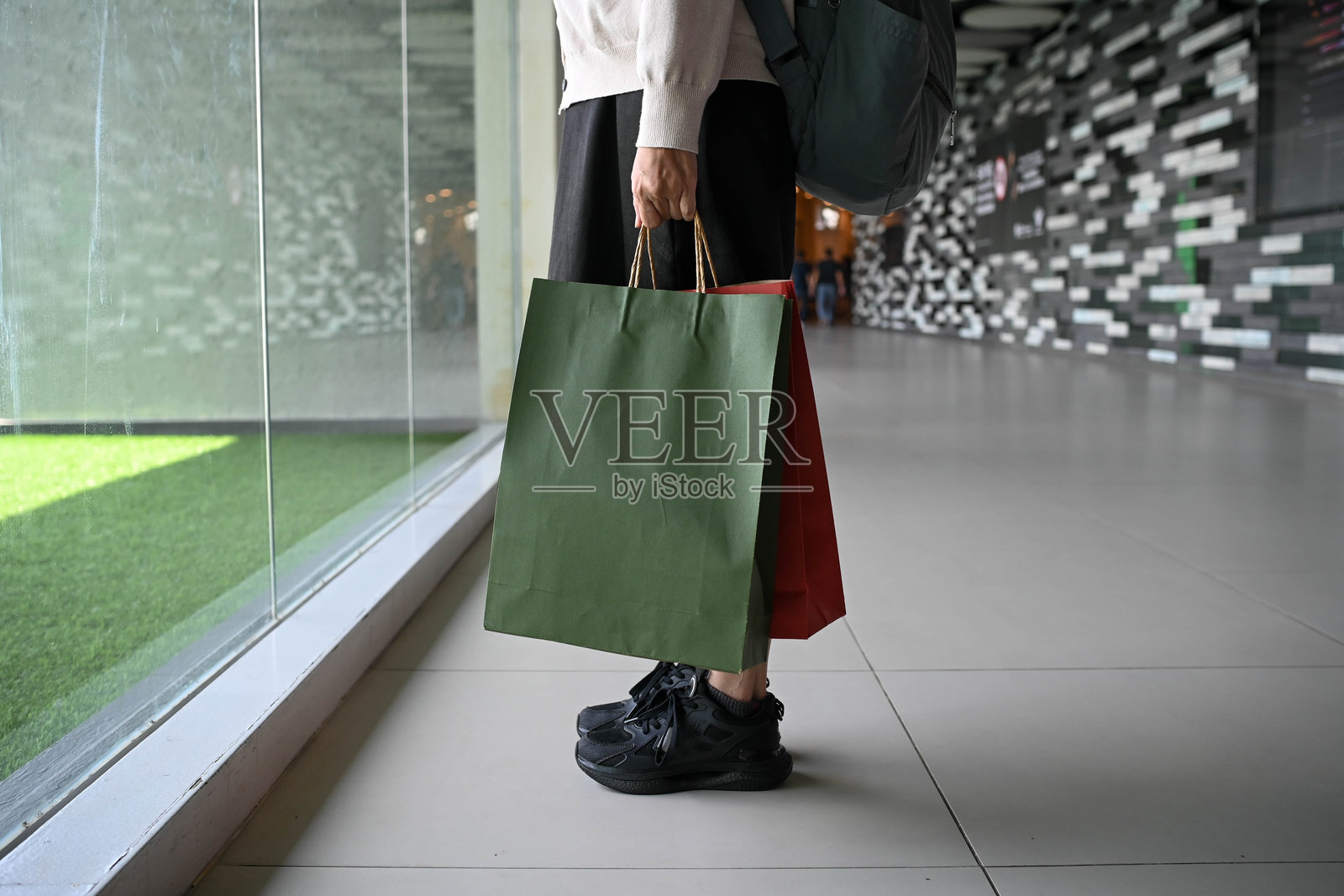 时髦女士享受购物日照片摄影图片