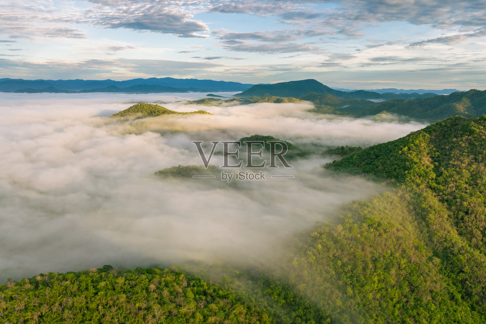 泰国碧武里府,农亚蓬山脉的日出与雾海照片摄影图片