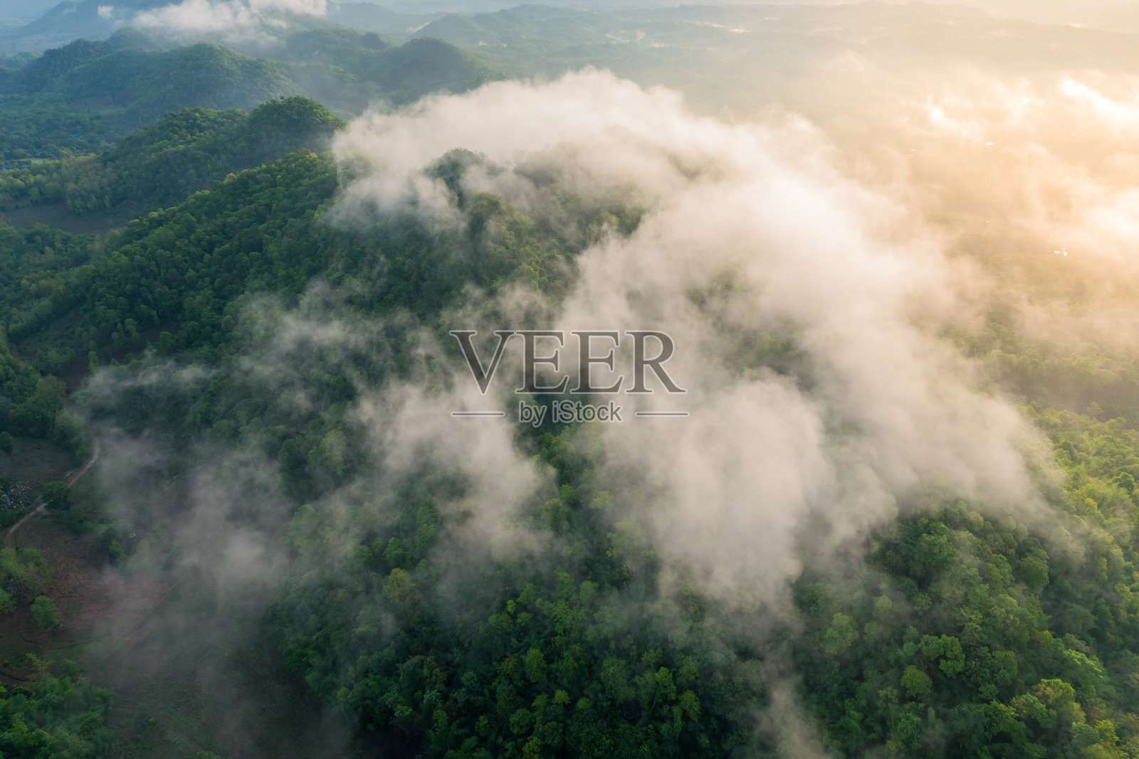泰国兰邦府湄摩班邦怀壮丽的日出风景和山谷雾海。空灵高地和金色光芒。照片摄影图片