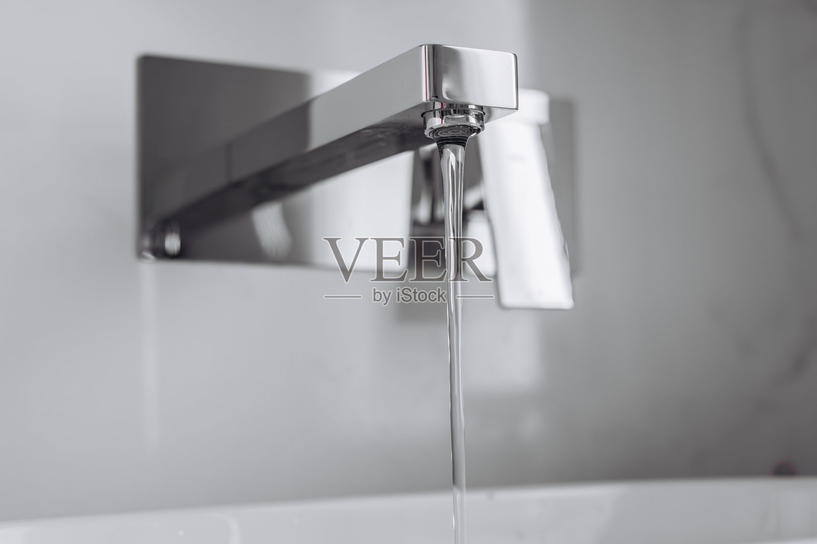 水龙头里流出的水,特写镜头,强调节约用水的重要性。照片摄影图片