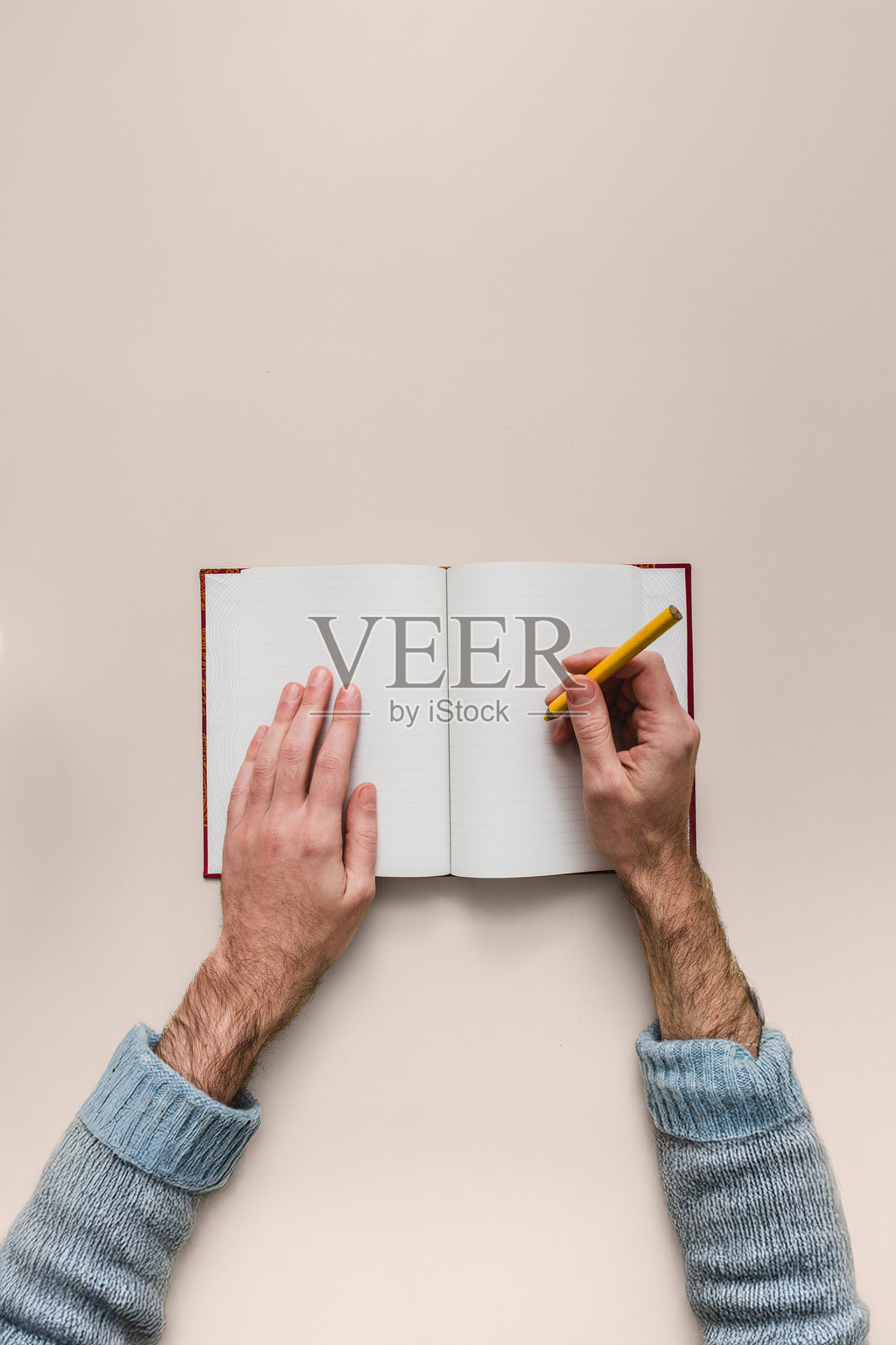 用手在笔记本上写字照片摄影图片