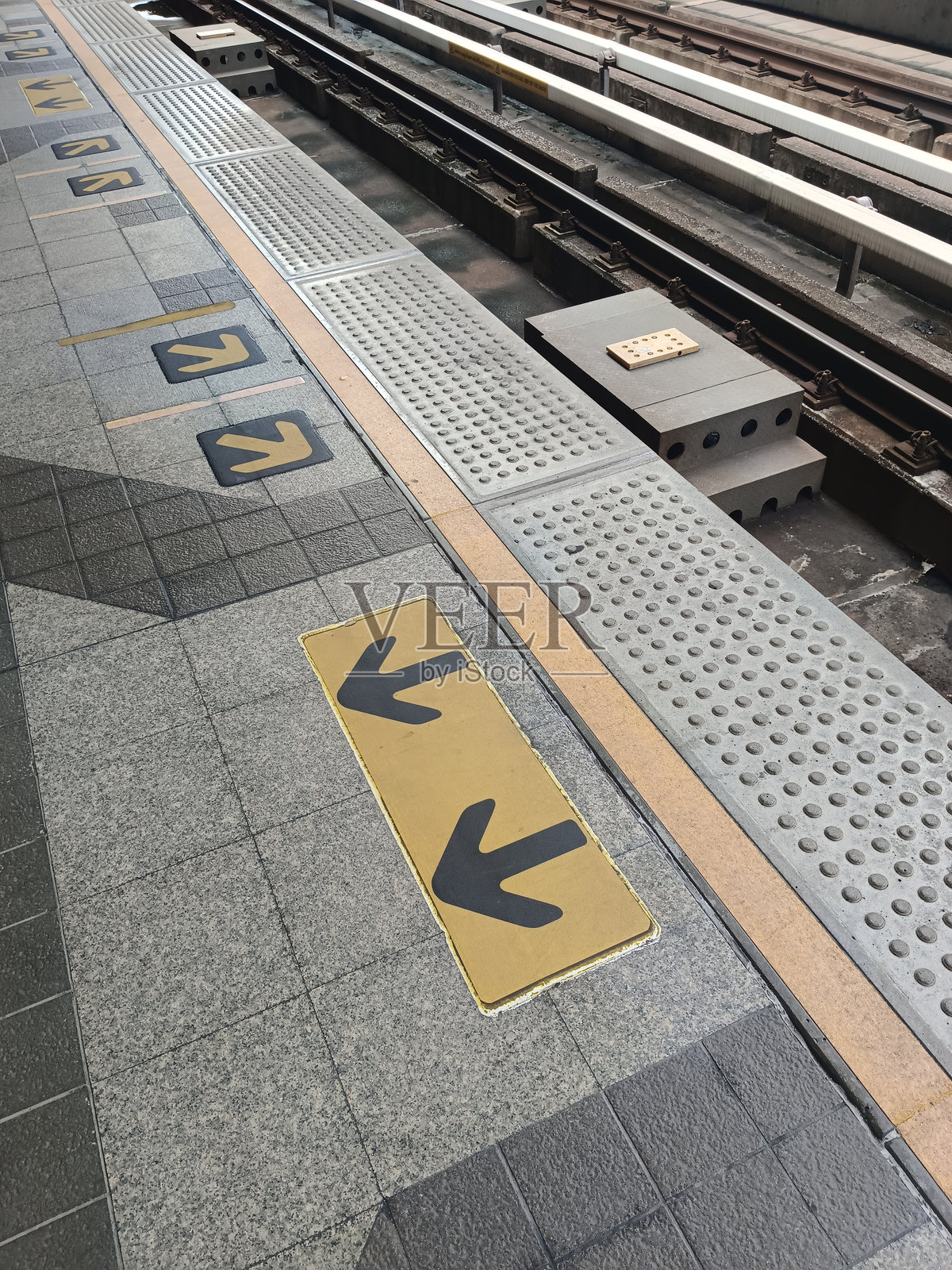 路口行人过街标志照片摄影图片