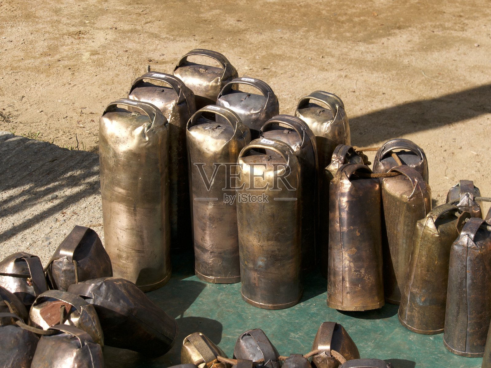 牛展销会上用于牛的牛铃展示。照片摄影图片