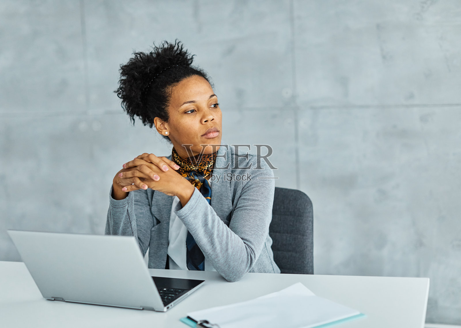 笔记本电脑前的女人 商务 担忧 问题 女商人 办公室 压力 工作 焦虑 工作 挫败感 工作 过度劳累 员工 互联网 女孩 痛苦 悲伤照片摄影图片