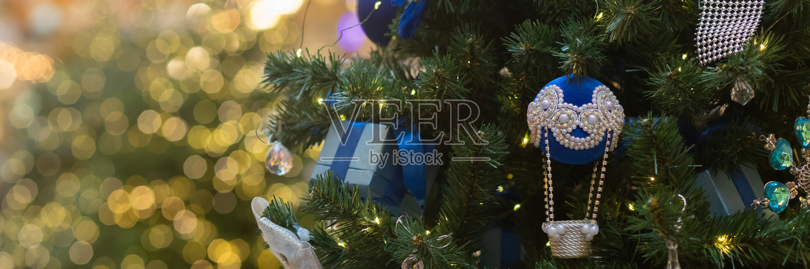 圣诞树装饰,雪花与灯光的圣诞球,金色闪耀的欢乐新年庆典,横幅照片摄影图片