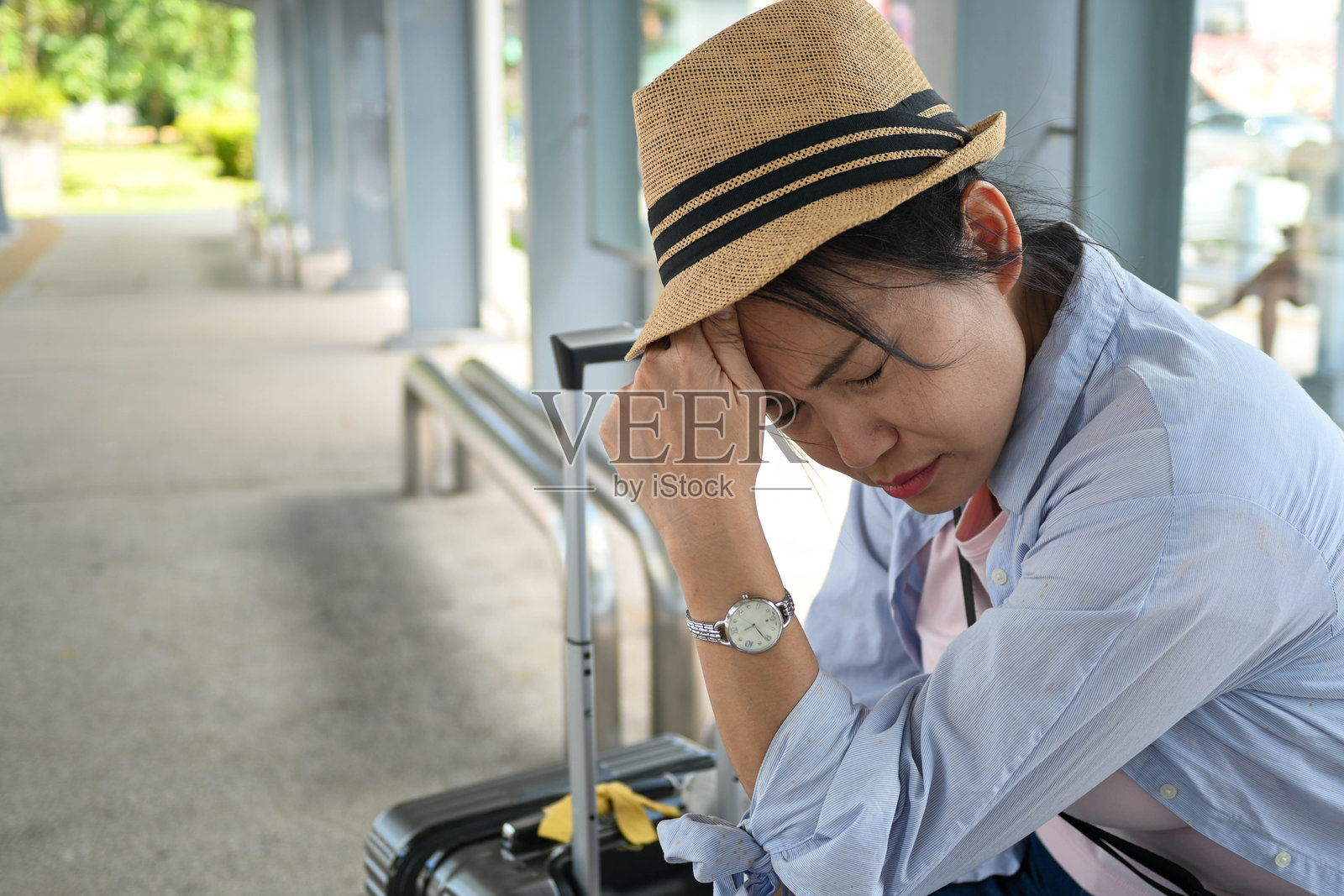 旅行者的挫折:女子在混乱中努力保持冷静照片摄影图片