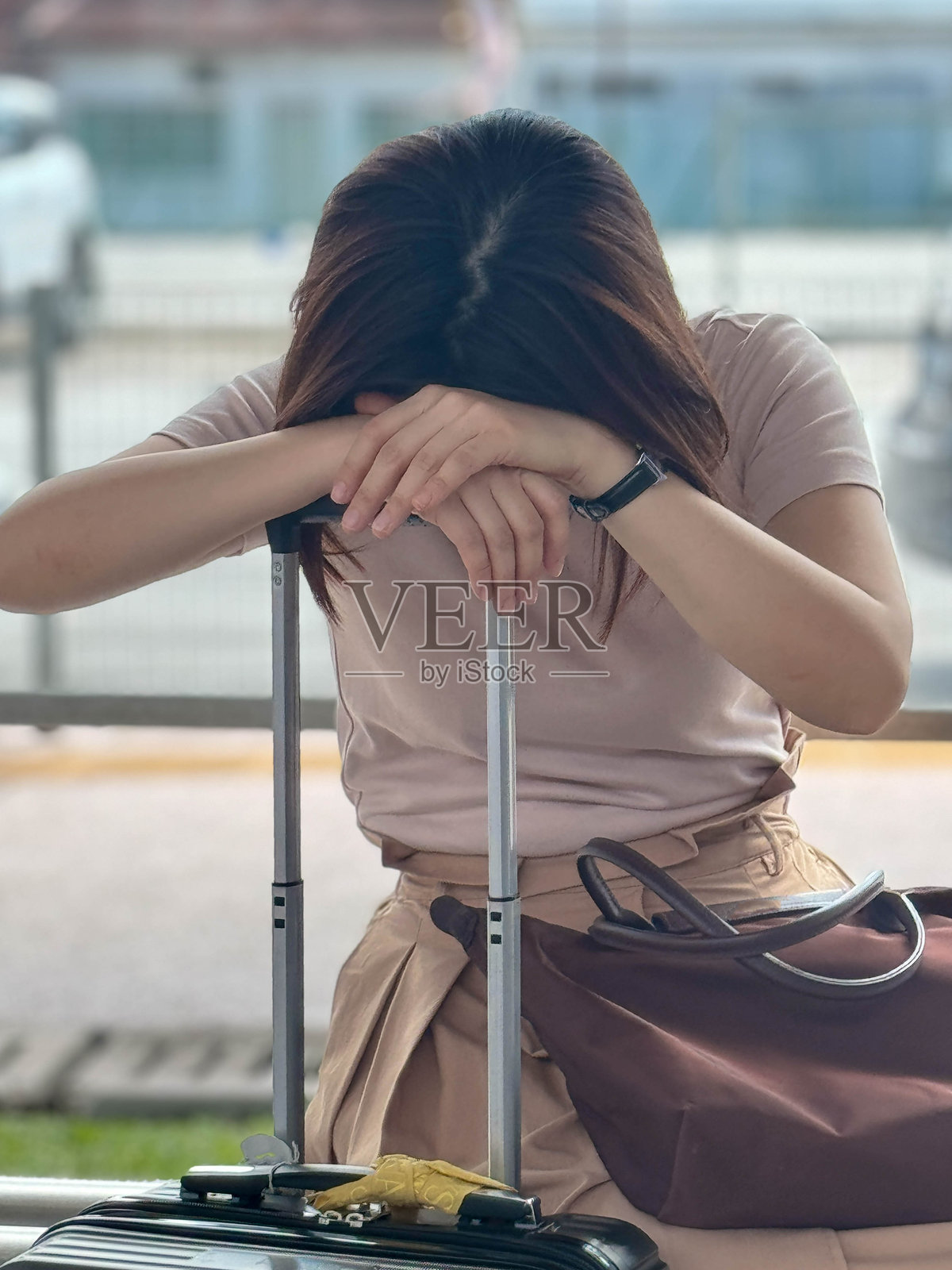 情感反应:女子应对旅途失望照片摄影图片