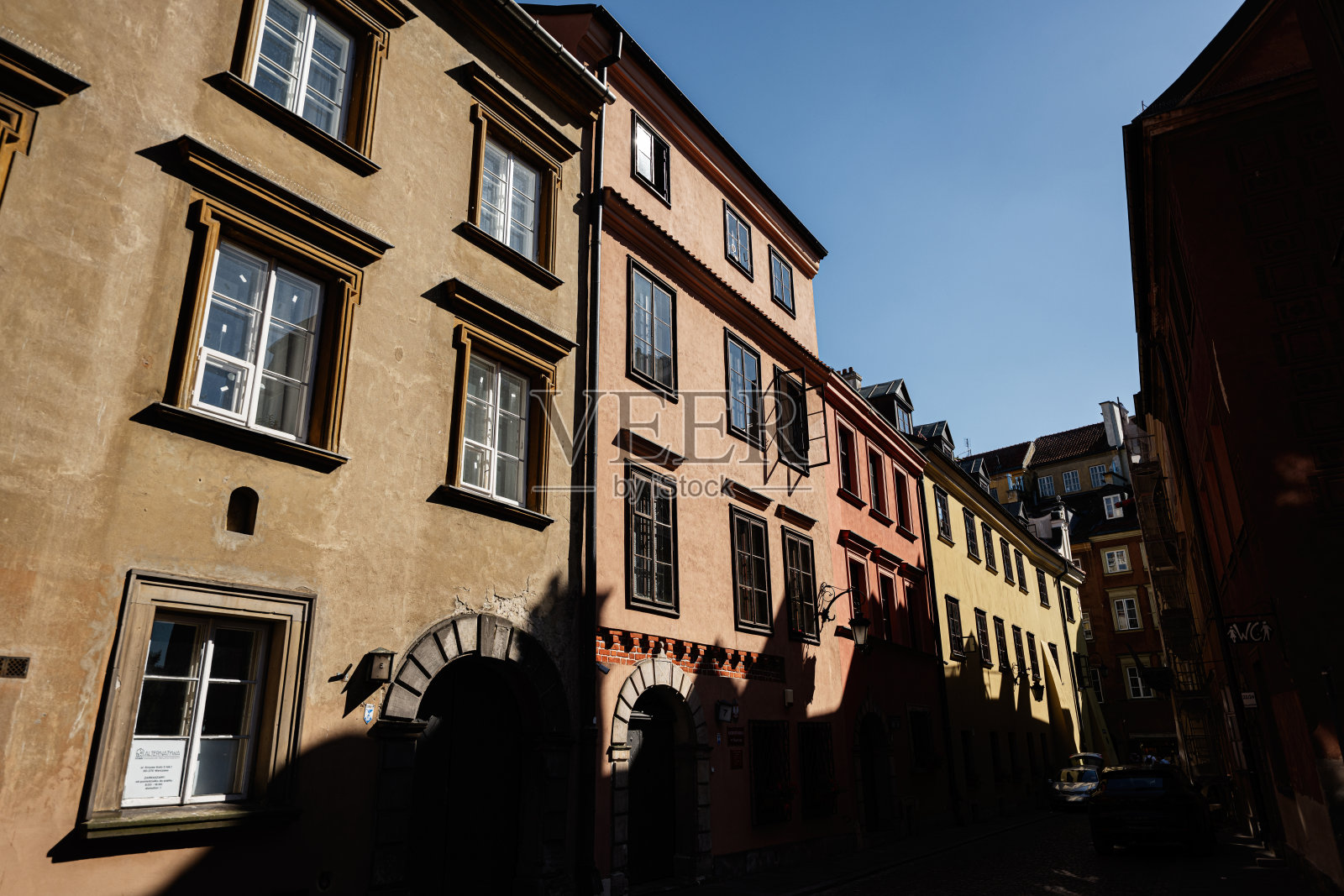 下午阳光下,色彩斑斓的建筑构成的迷人历史街道。波兰,华沙。照片摄影图片