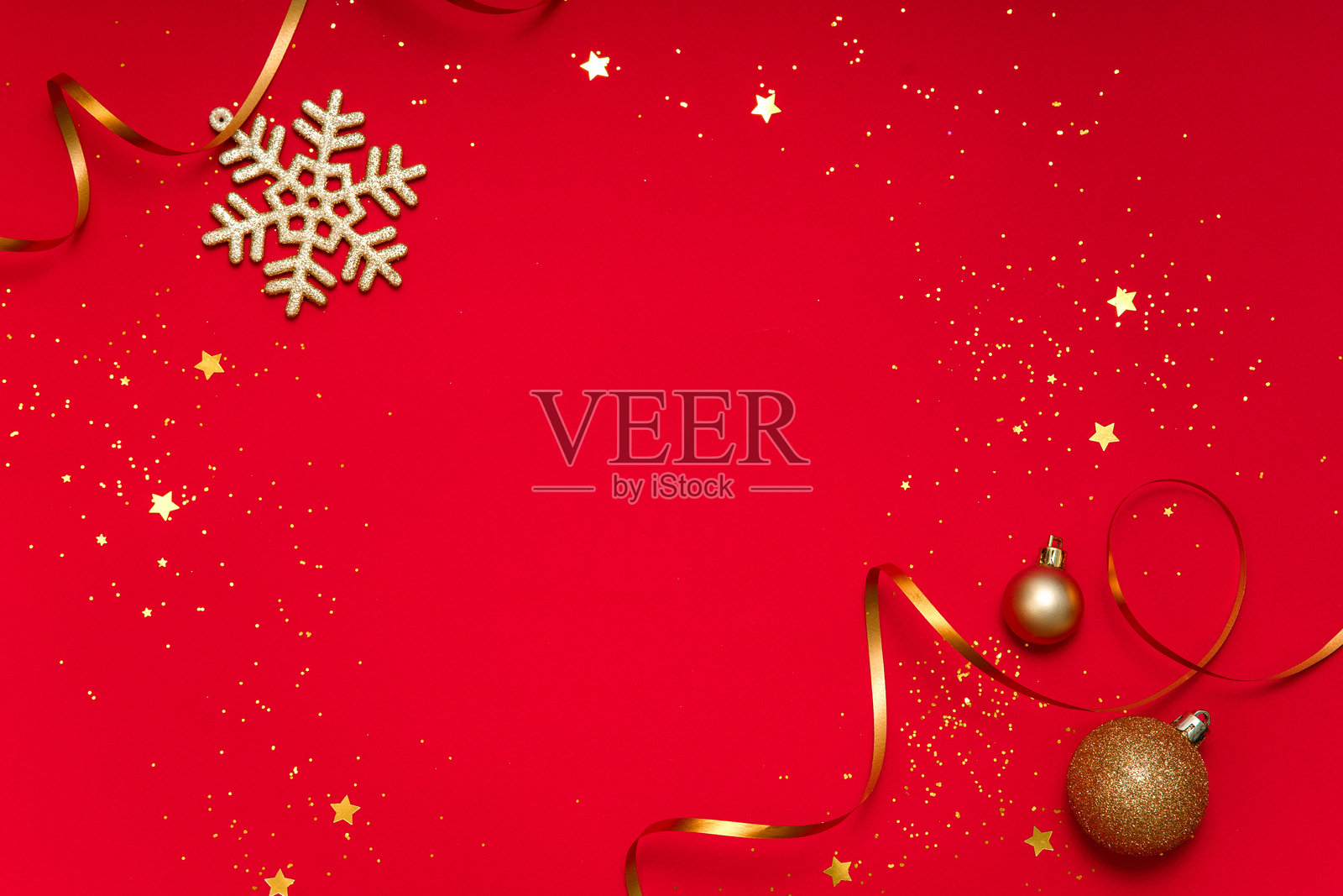 圣诞节红色闪光背景,带有雪花和丝带照片摄影图片