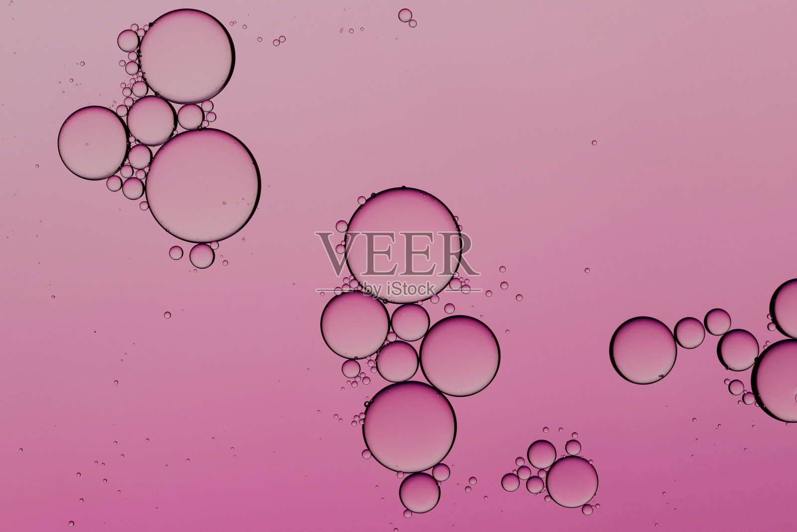 粉色背景下的水泡宏观特写,留有复制空间照片摄影图片