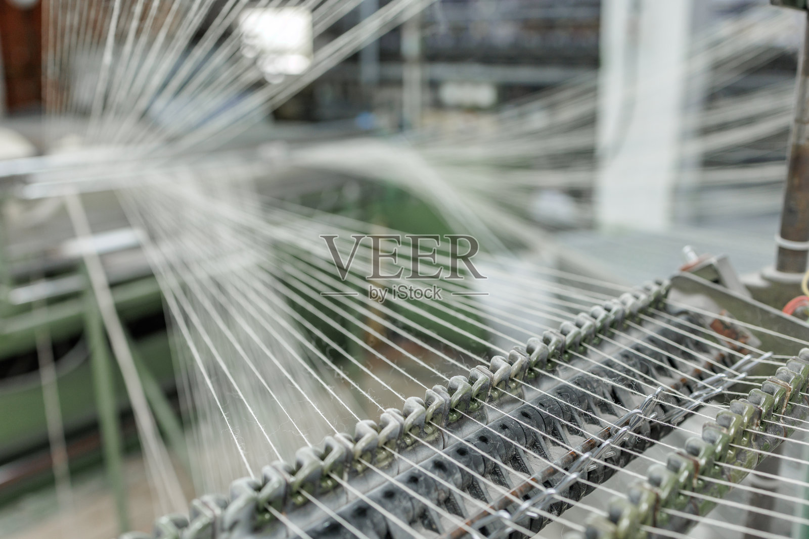 现代纺织厂导纱系统中的经线照片摄影图片