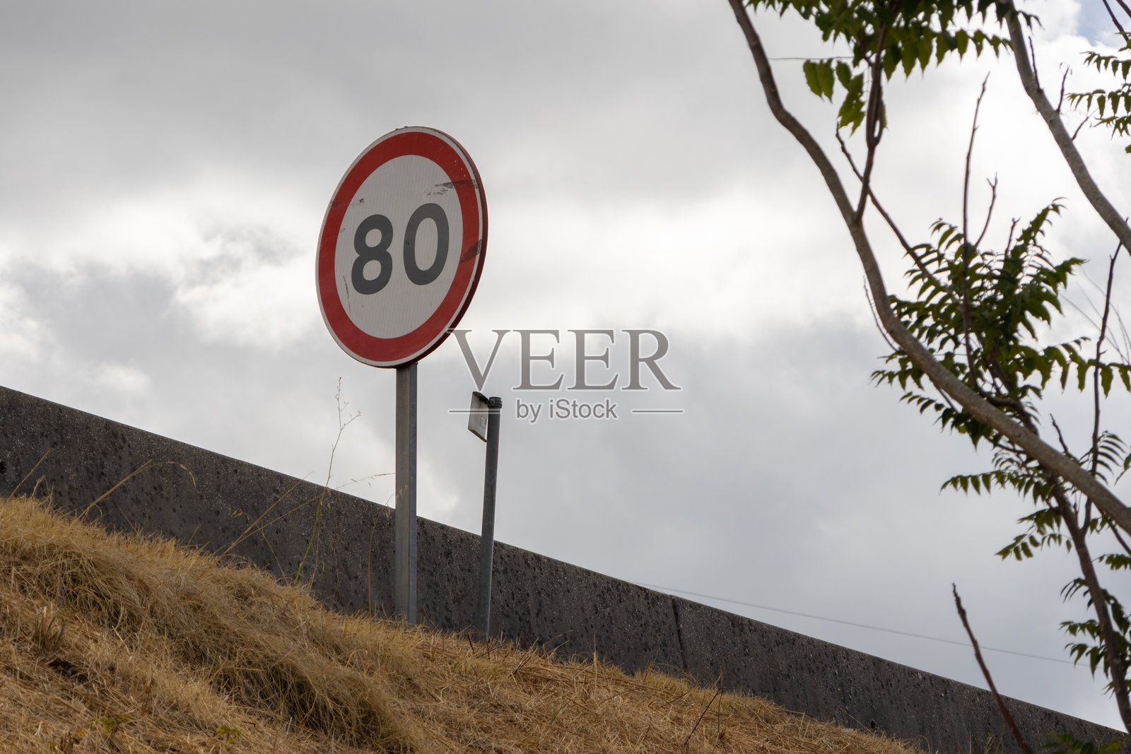 多云天气下显示80公里/小时的限速标志照片摄影图片