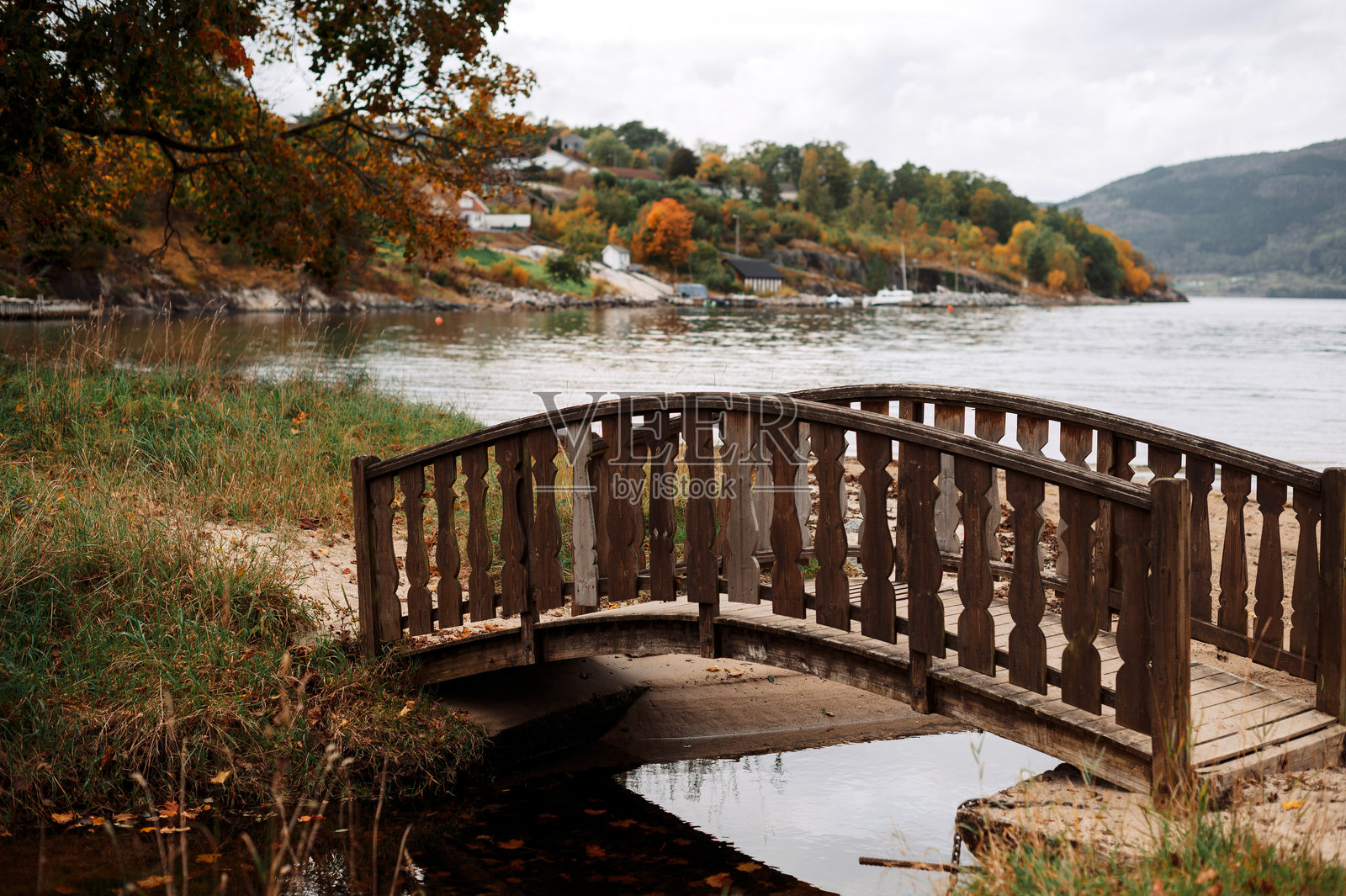 宁静河流上的秋季木桥照片摄影图片