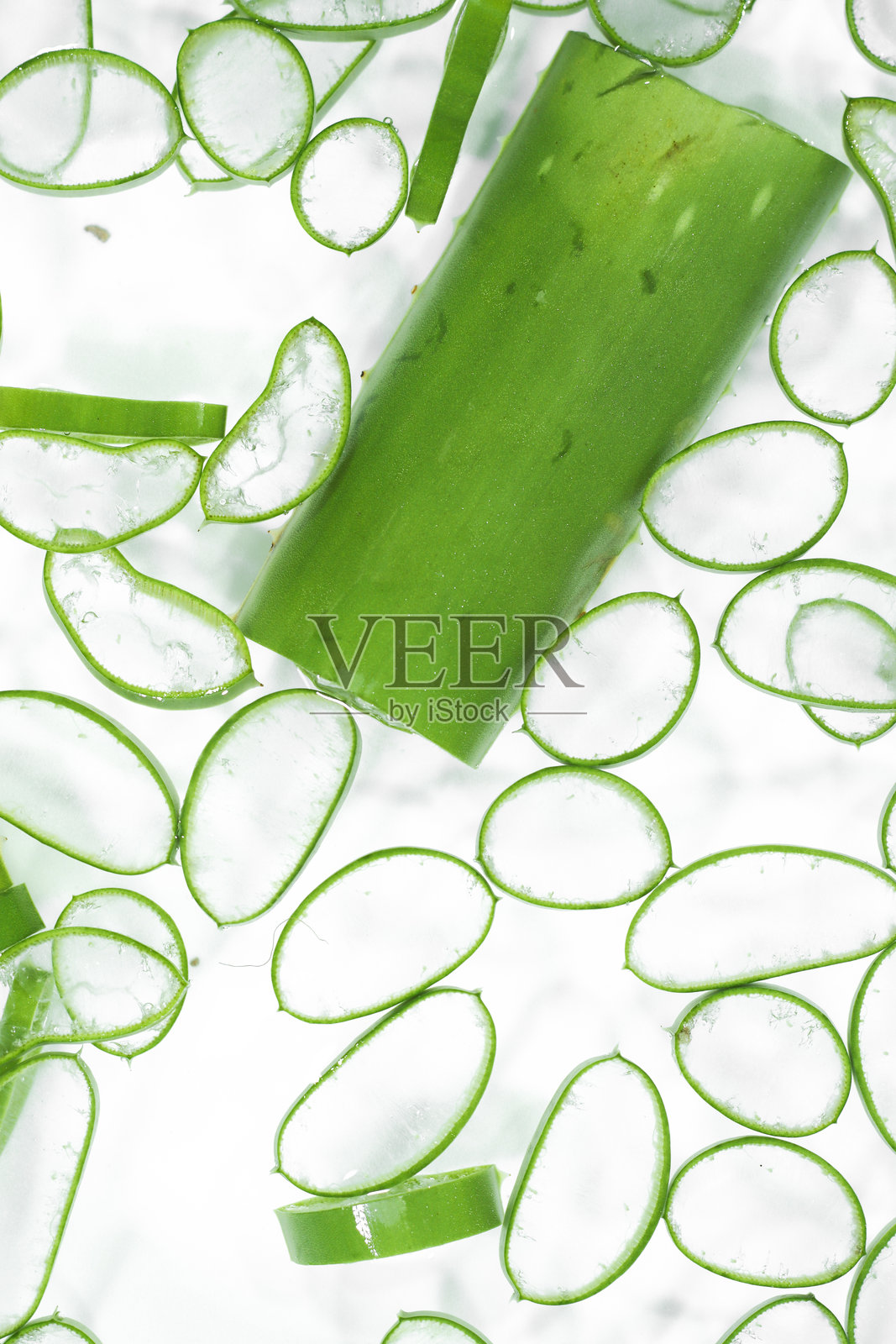 白色背景上切片的芦荟顶部视图照片摄影图片