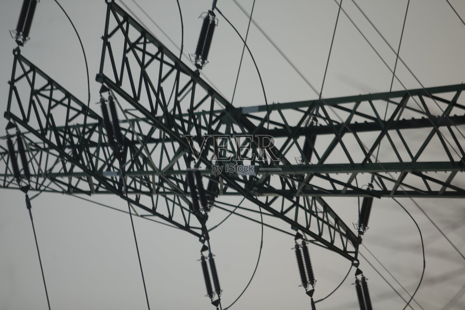 背景为灰色天空的电线特写细节图照片摄影图片