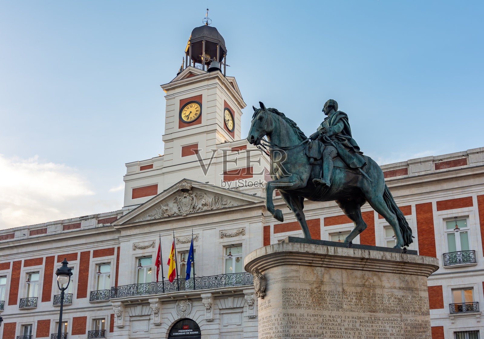 马德里太阳门广场的邮局建筑和查尔斯三世国王雕像,西班牙照片摄影图片