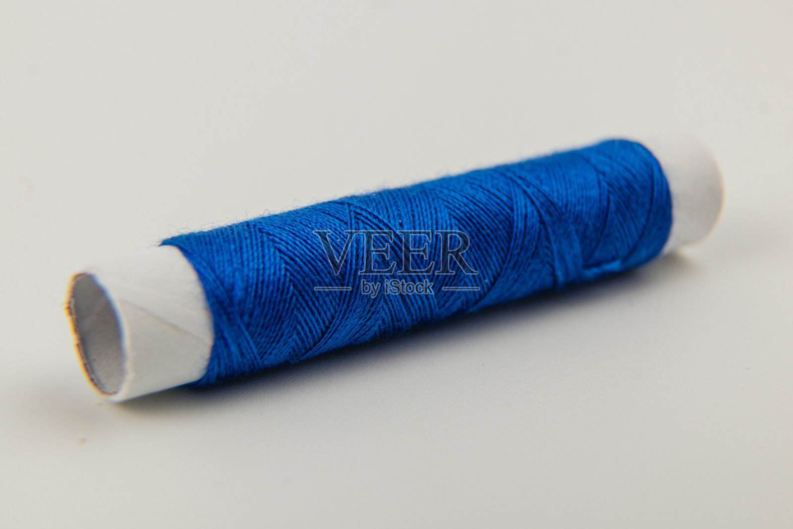 平铺在平面上准备用于手工制作的亮蓝色缝纫线照片摄影图片