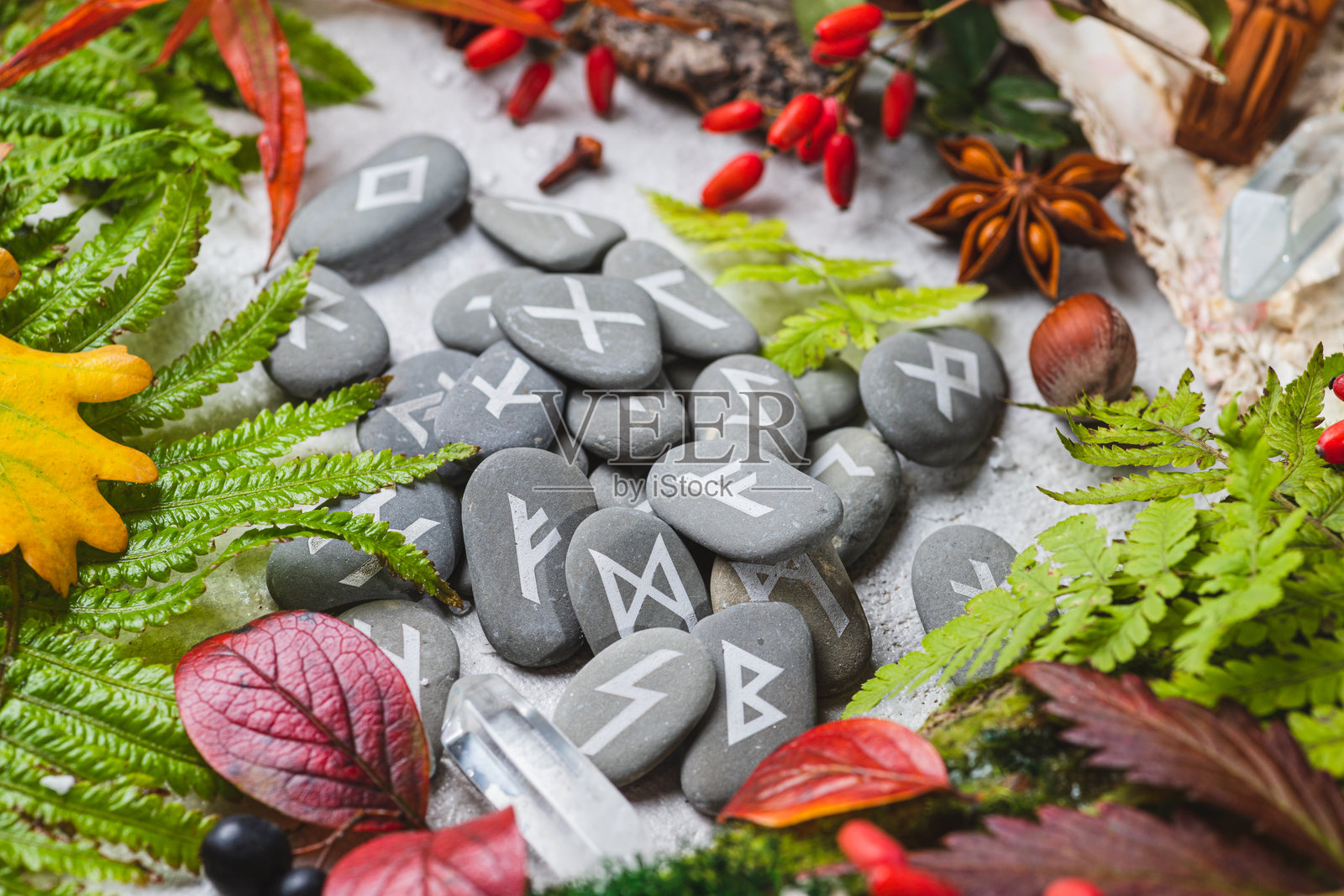 秋叶间的石头符文照片摄影图片