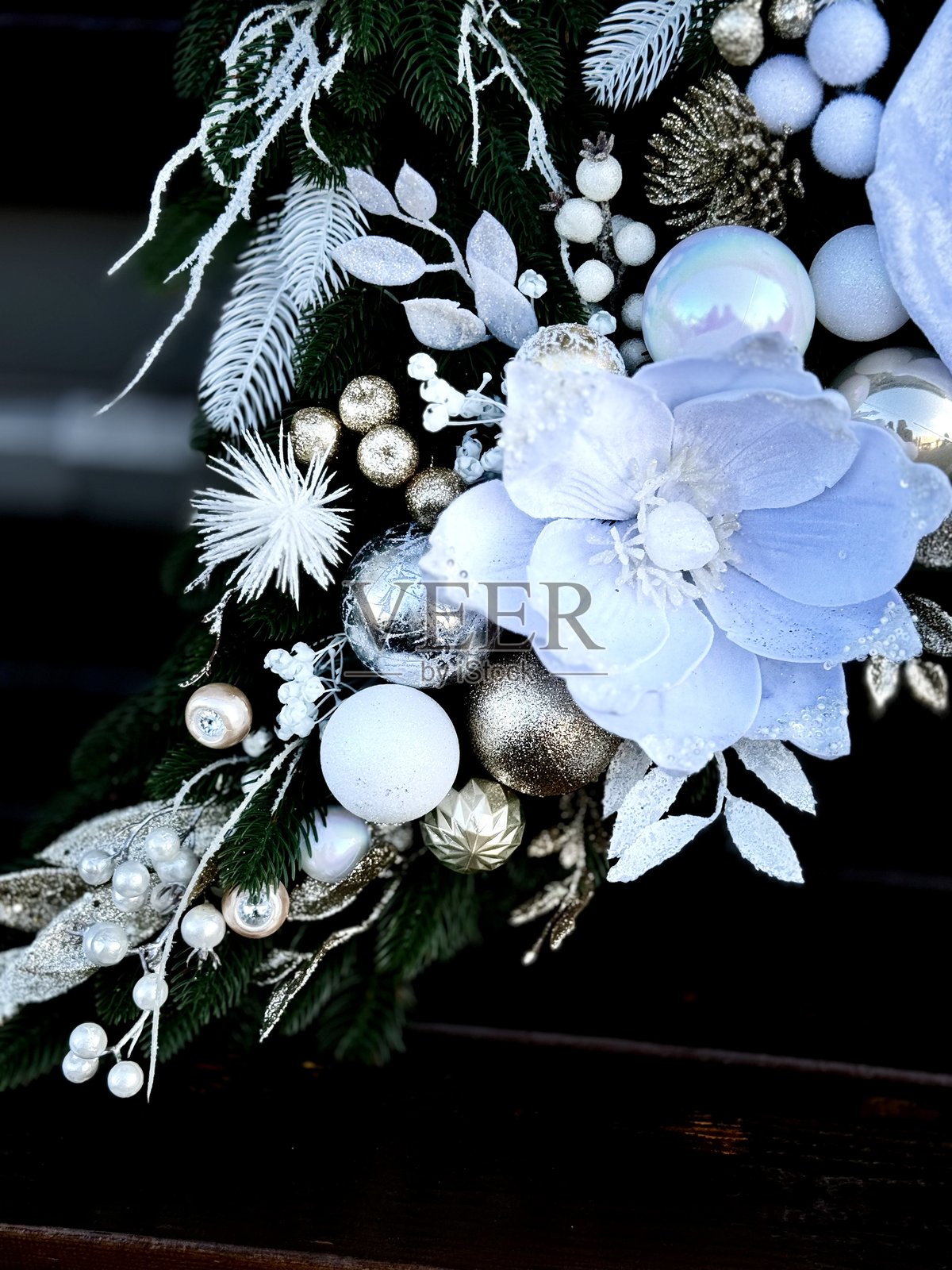 天使翅膀形状的圣诞花环照片摄影图片