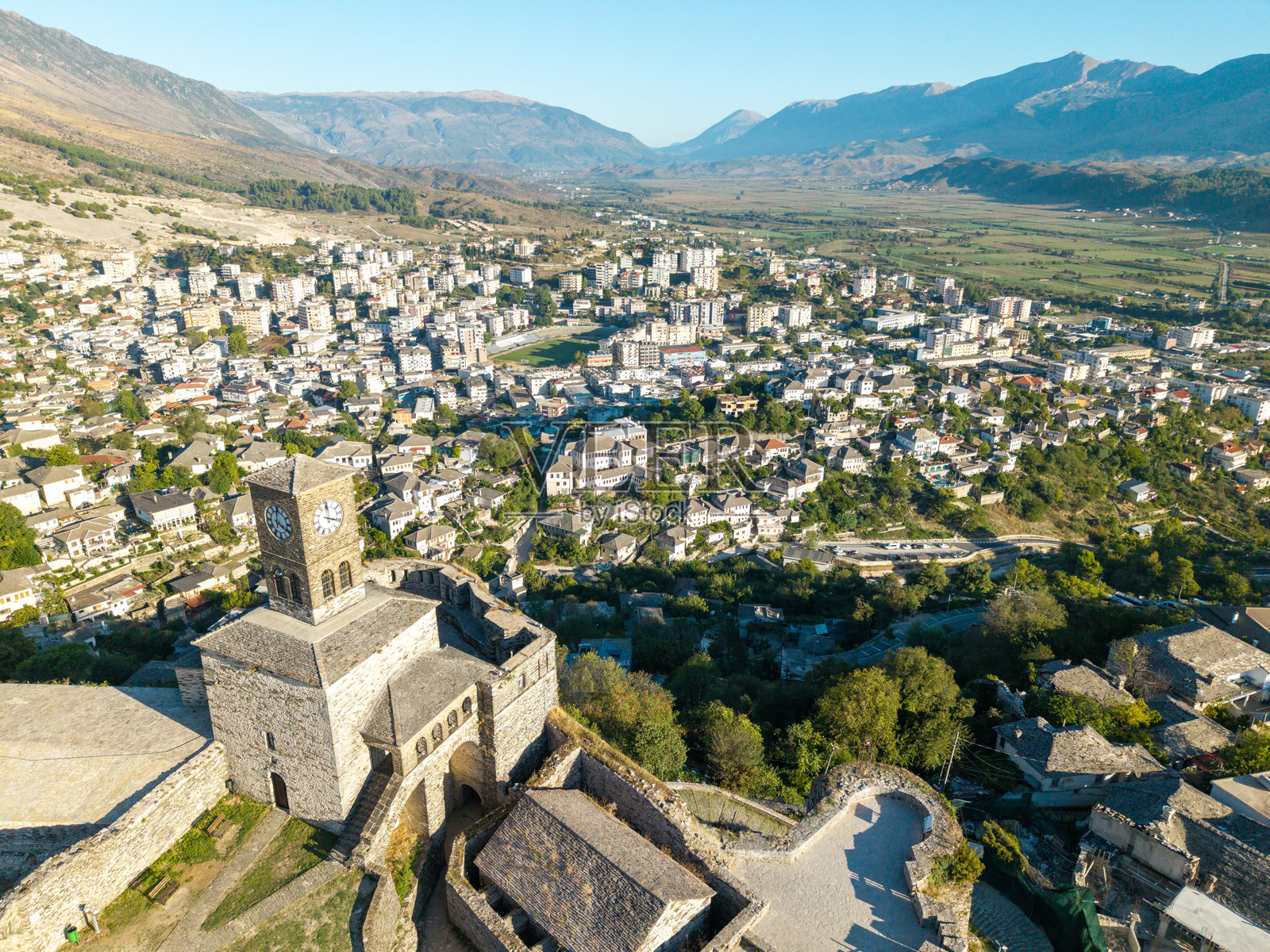 俯瞰山城的历史钟楼照片摄影图片