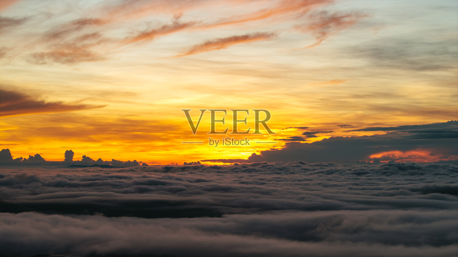 日出前的天空,黎明时分的色彩照片摄影图片