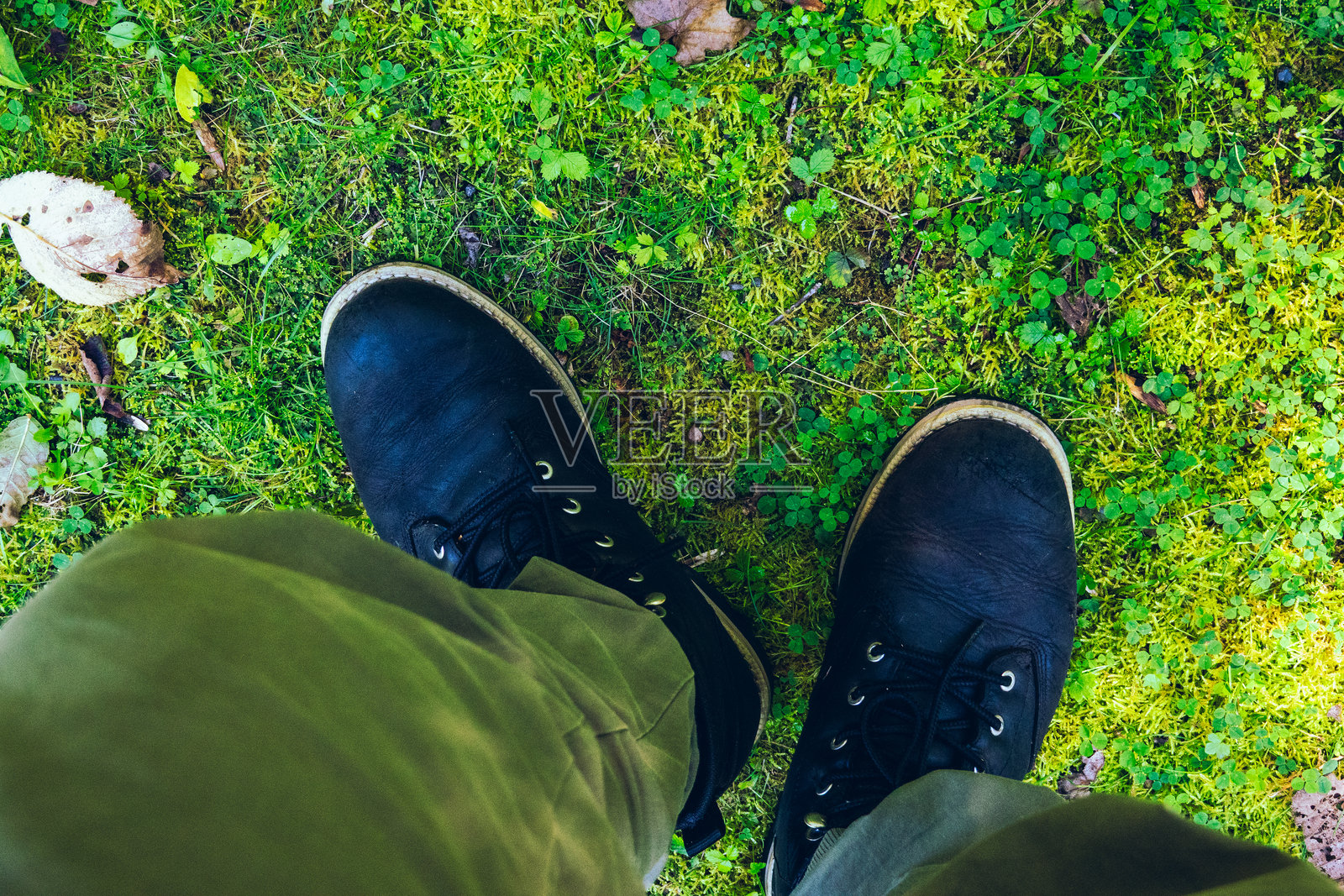 旅行者站在不同地面上的脚照片摄影图片