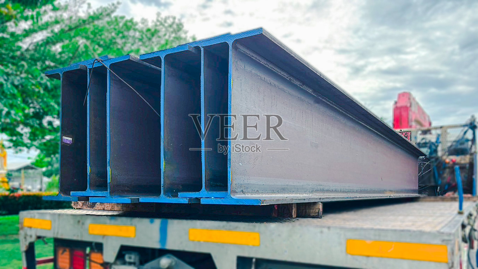 建筑工地上排列的宽翼缘钢梁,是重型结构框架的基础。常用于工业建筑、桥梁和高层项目,以提供强度。照片摄影图片