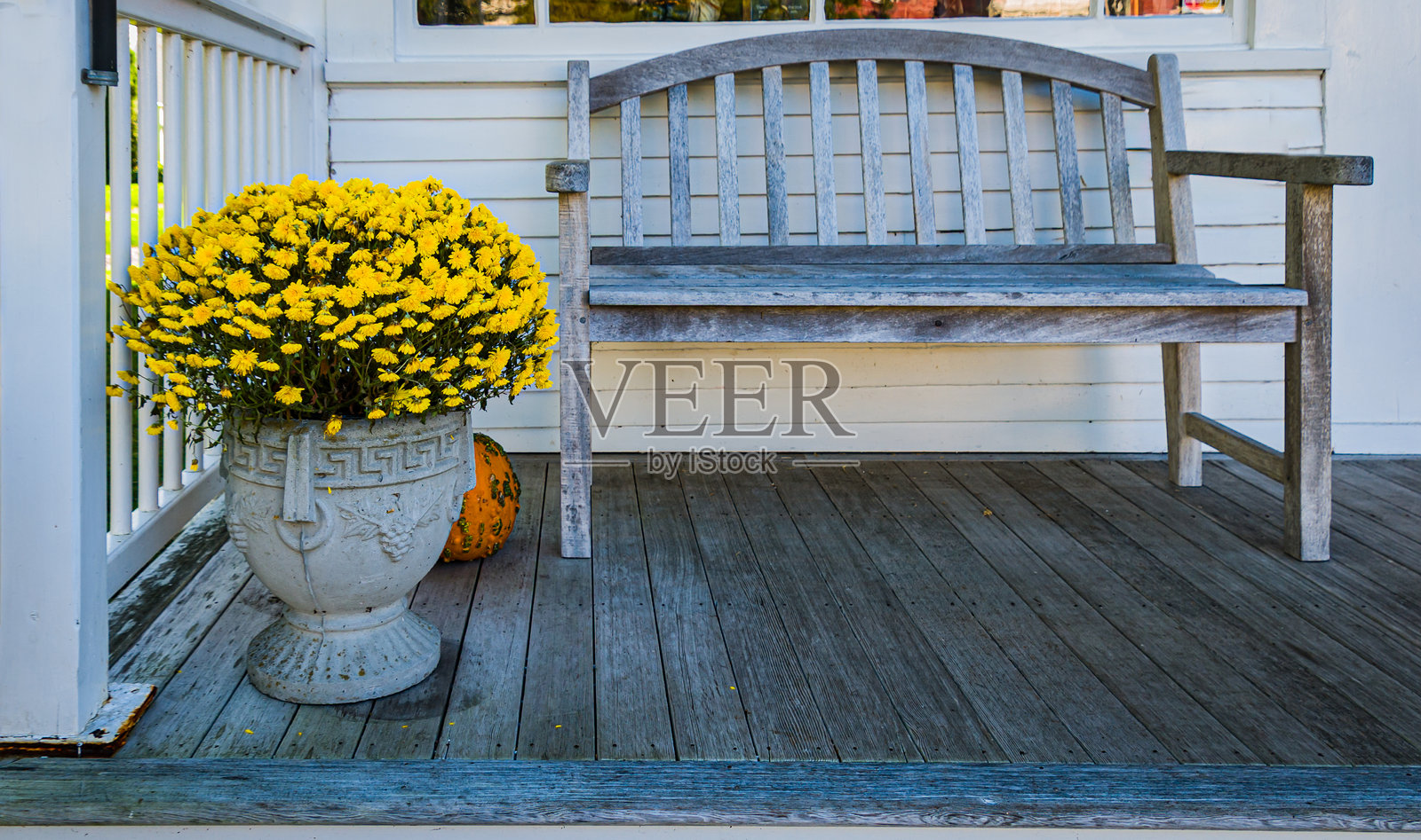 门廊上的木制长凳照片摄影图片