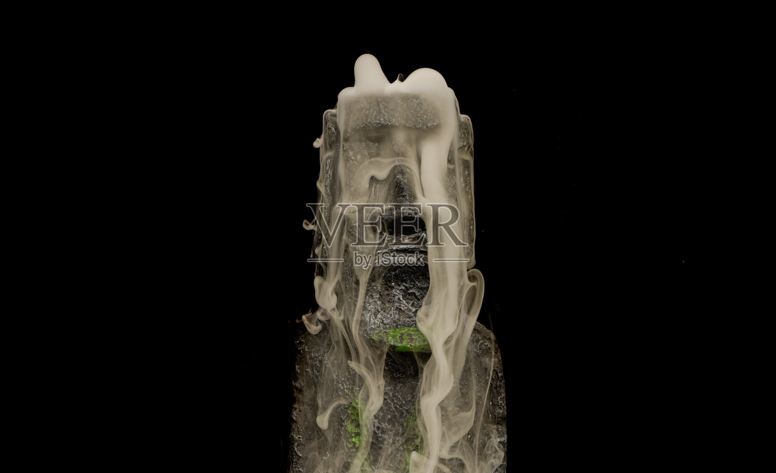 复活节岛石像静物,伴有奇特的旋转烟雾和薄雾,由摄影师使用硅胶模具和园艺石材手工制作。照片摄影图片