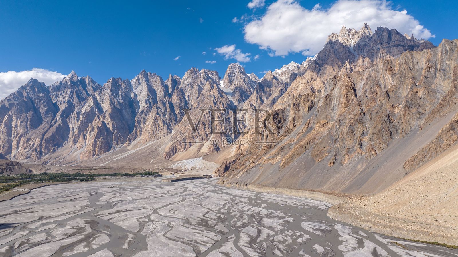 航拍洪扎山谷的帕苏锥形山和河床照片摄影图片