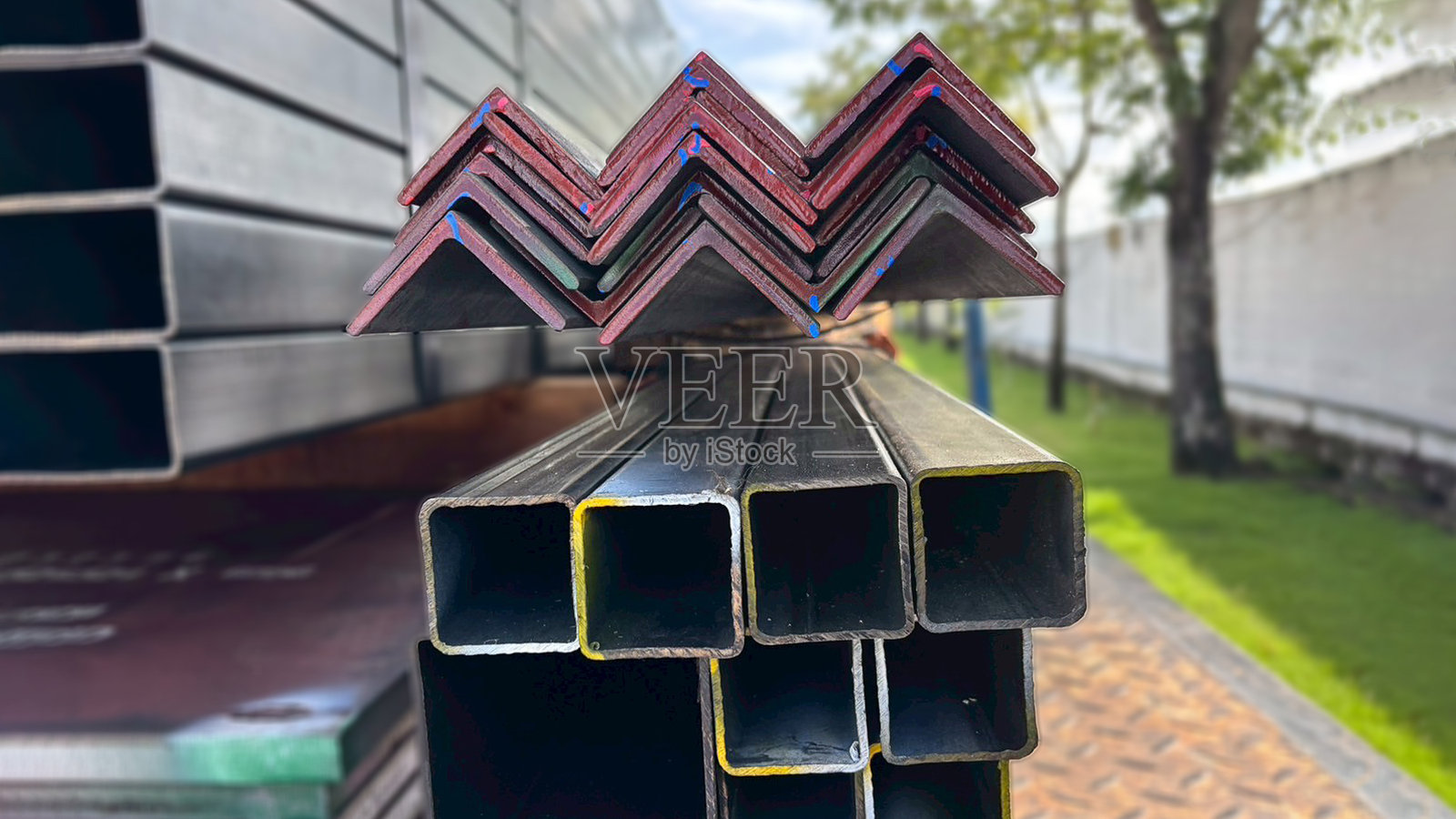 准备交付的矩形空心钢管和角钢照片摄影图片