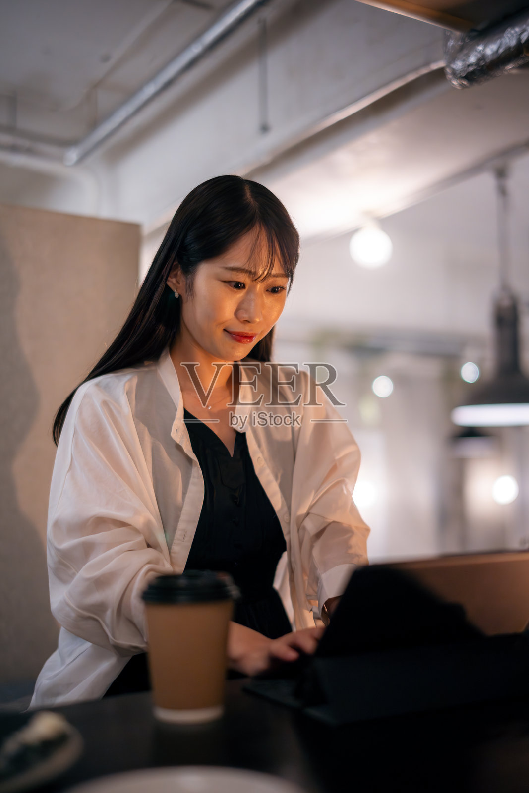 女自由职业者在咖啡馆工作照片摄影图片