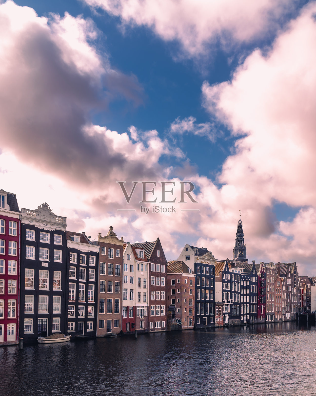 荷兰阿姆斯特丹的达姆拉克运河边的历史建筑照片摄影图片